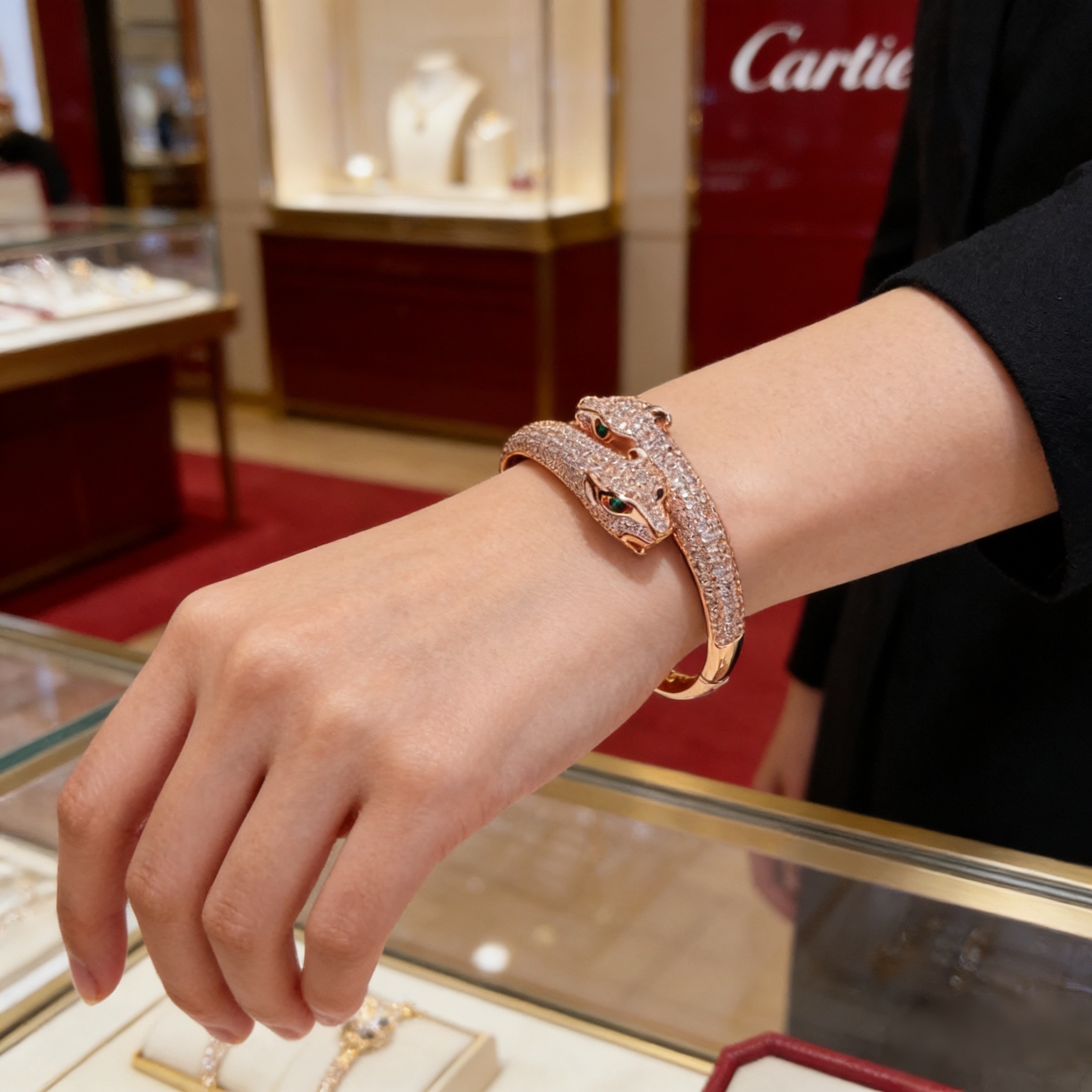 卡地亚镶钻豹子手镯 高端定制版本 镶嵌钻工艺 V金材质 经典而时尚风格 用凌厉线条重构爱情美学！打破常规