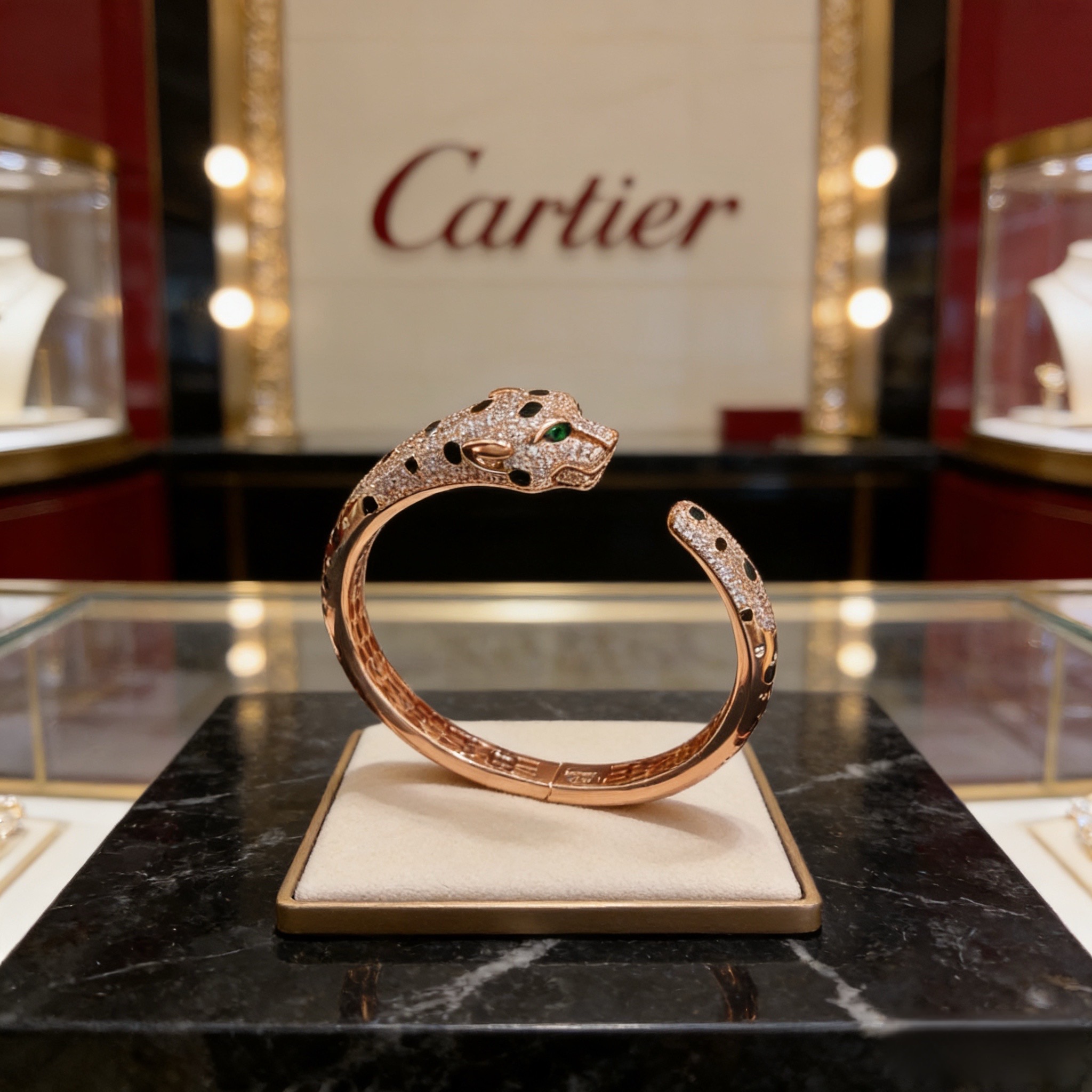 卡地亚镶钻豹子手镯 高端定制版本 镶嵌钻工艺 V金材质 经典而时尚风格 用凌厉线条重构爱情美学！打破常规