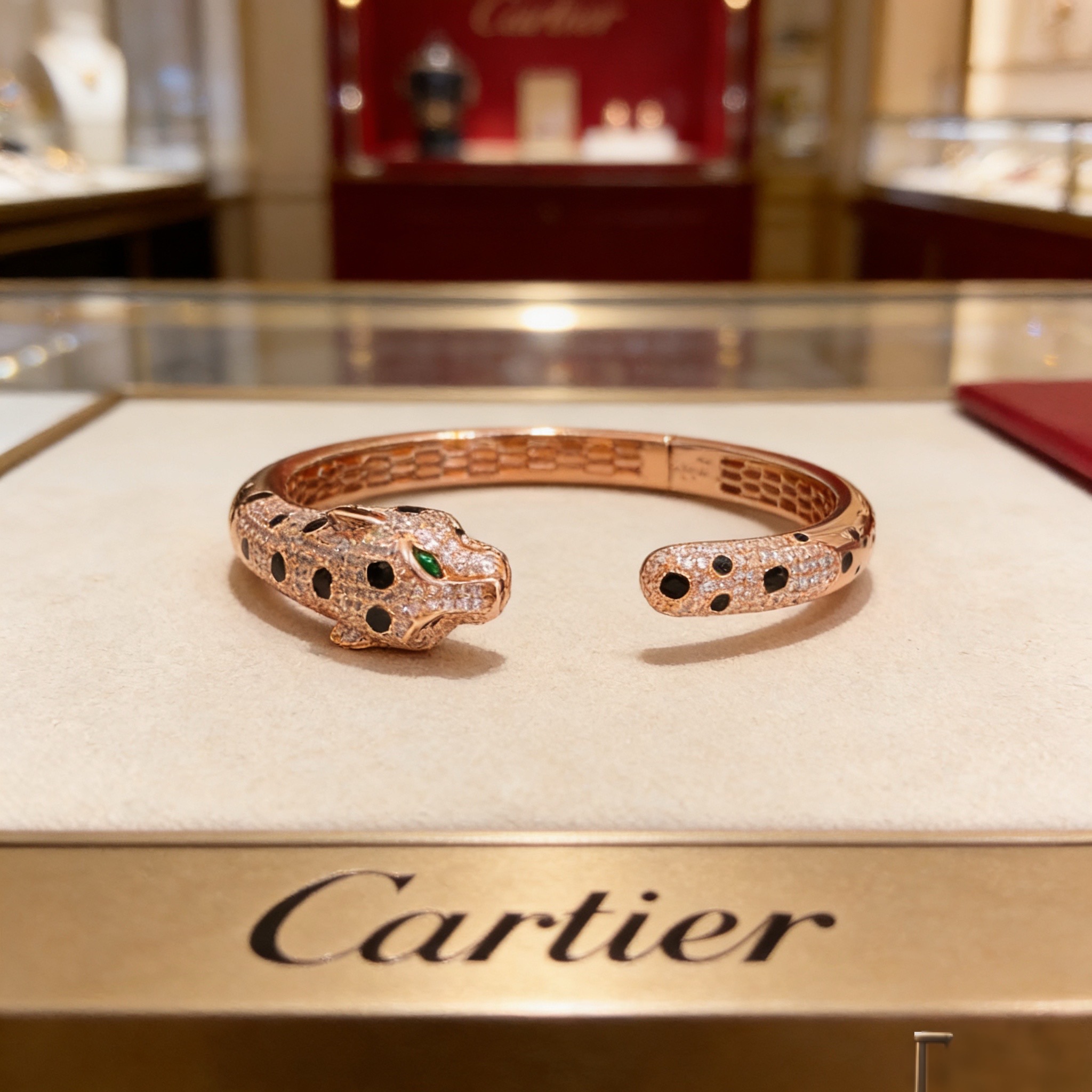 卡地亚镶钻豹子手镯 高端定制版本 镶嵌钻工艺 V金材质 经典而时尚风格 用凌厉线条重构爱情美学！打破常规