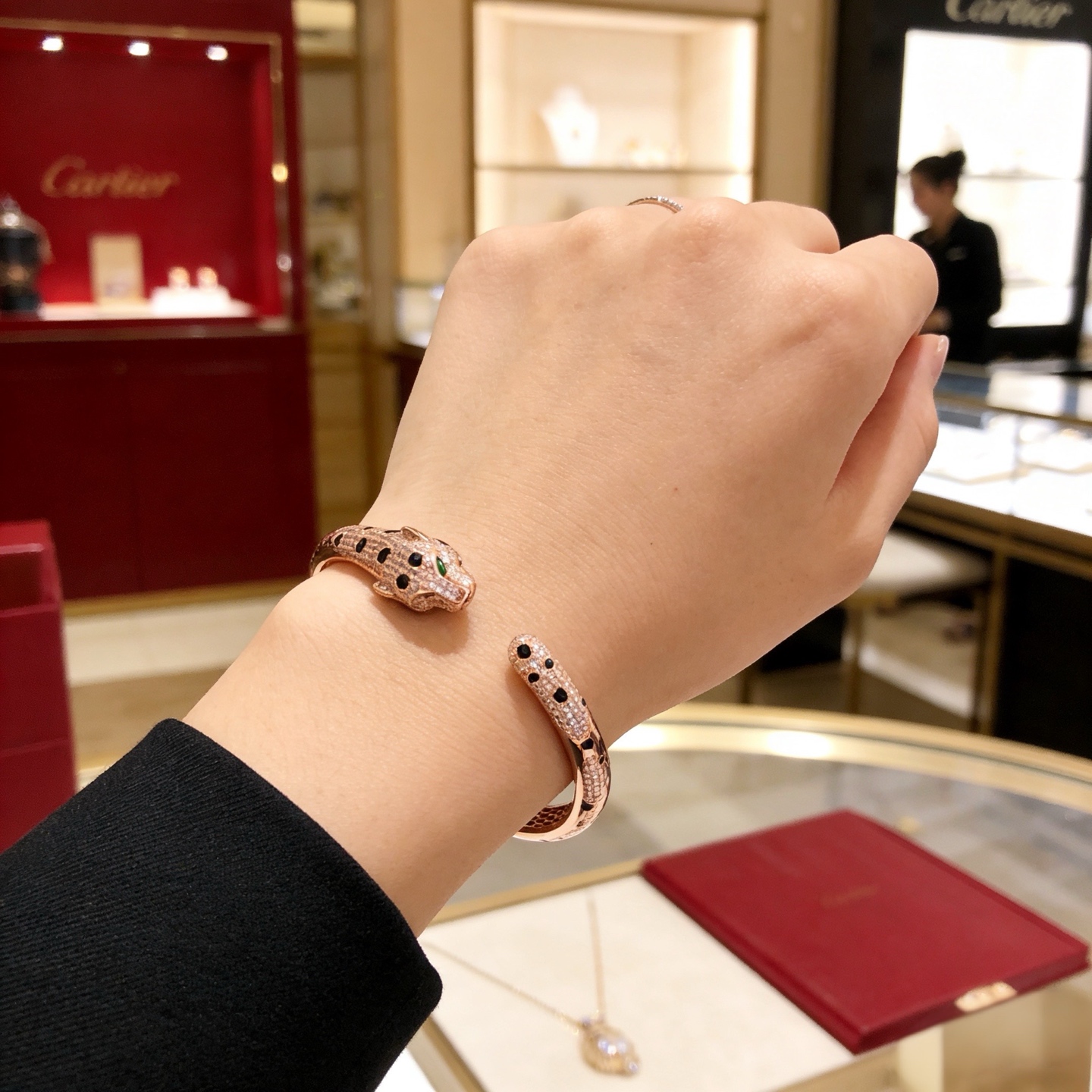 卡地亚镶钻豹子手镯 高端定制版本 镶嵌钻工艺 V金材质 经典而时尚风格 用凌厉线条重构爱情美学！打破常规