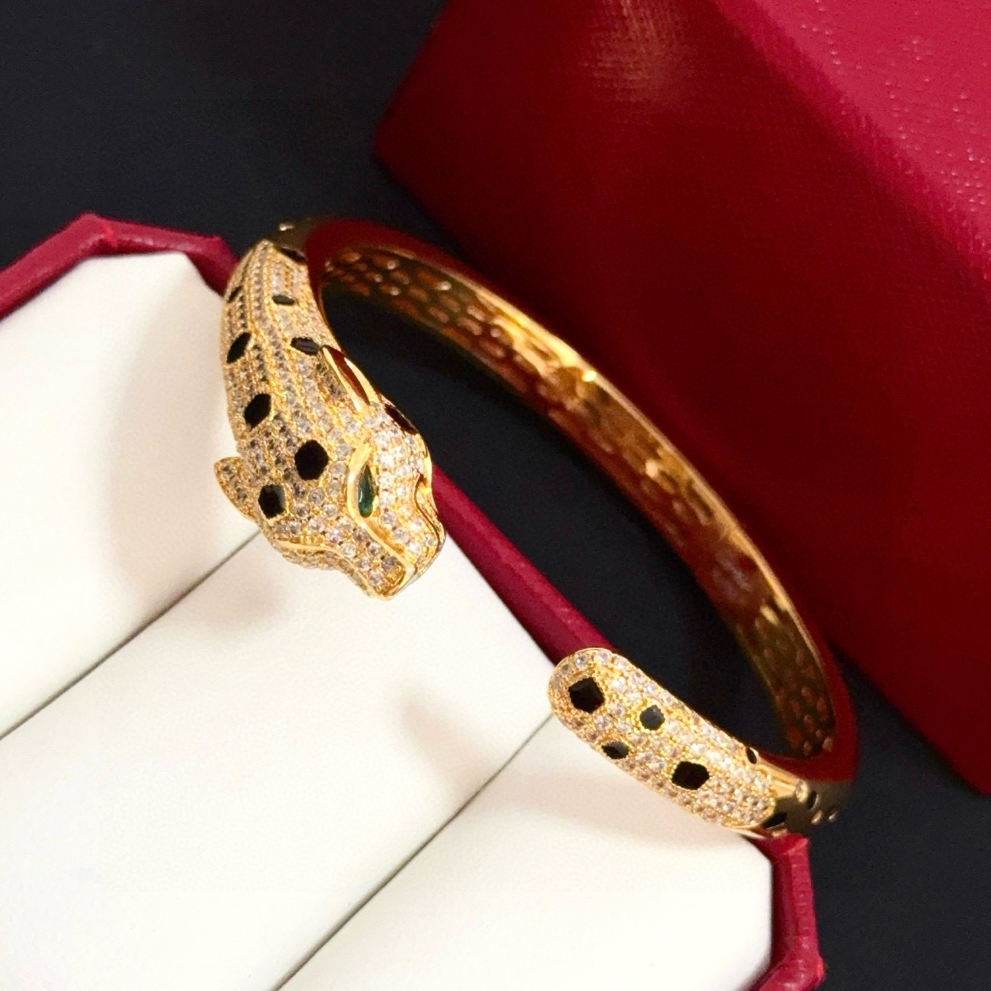 卡地亚镶钻豹子手镯 高端定制版本 镶嵌钻工艺 V金材质 经典而时尚风格 用凌厉线条重构爱情美学！打破常规