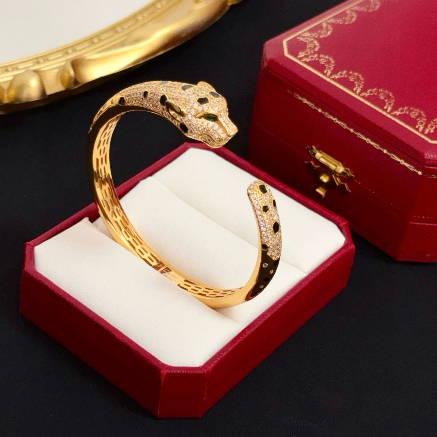 卡地亚镶钻豹子手镯 高端定制版本 镶嵌钻工艺 V金材质 经典而时尚风格 用凌厉线条重构爱情美学！打破常规