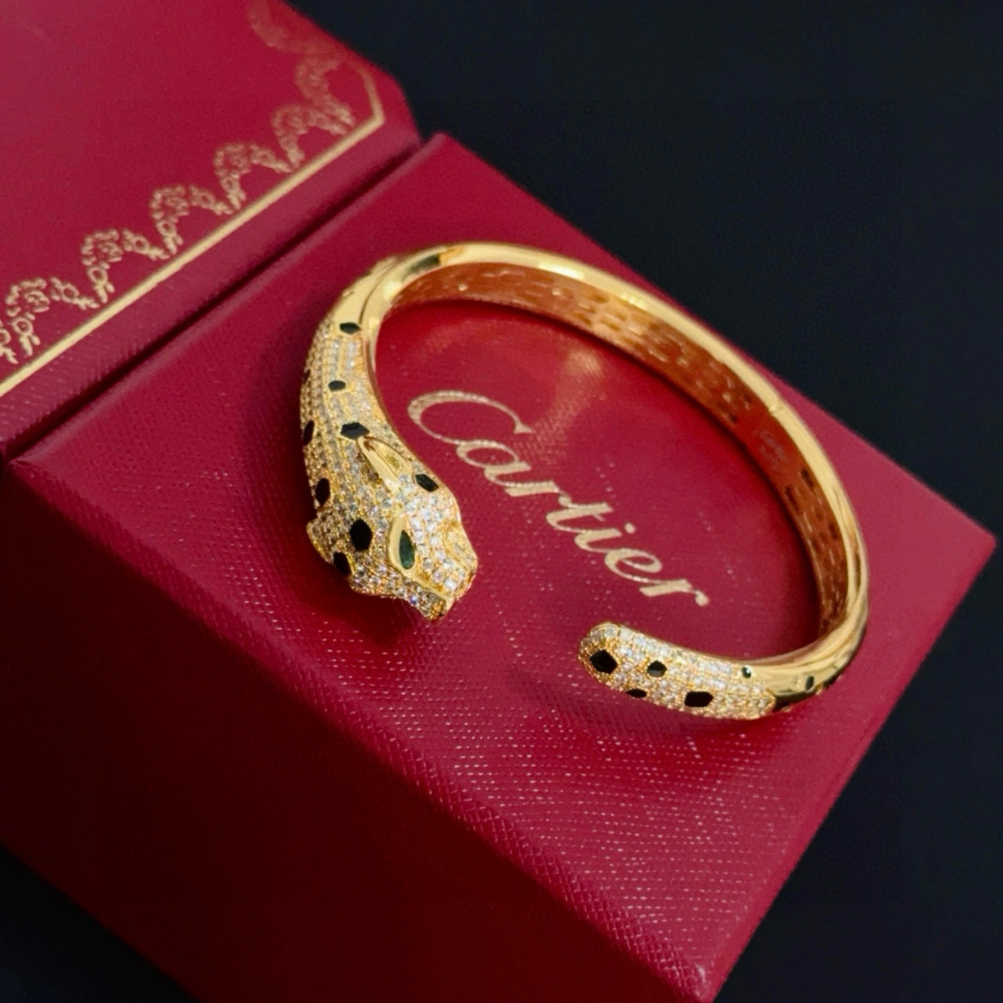 卡地亚镶钻豹子手镯 高端定制版本 镶嵌钻工艺 V金材质 经典而时尚风格 用凌厉线条重构爱情美学！打破常规