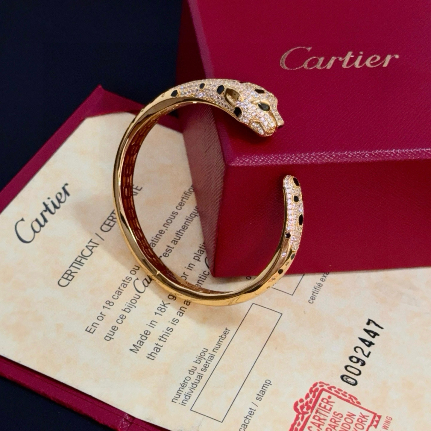 卡地亚镶钻豹子手镯 高端定制版本 镶嵌钻工艺 V金材质 经典而时尚风格 用凌厉线条重构爱情美学！打破常规