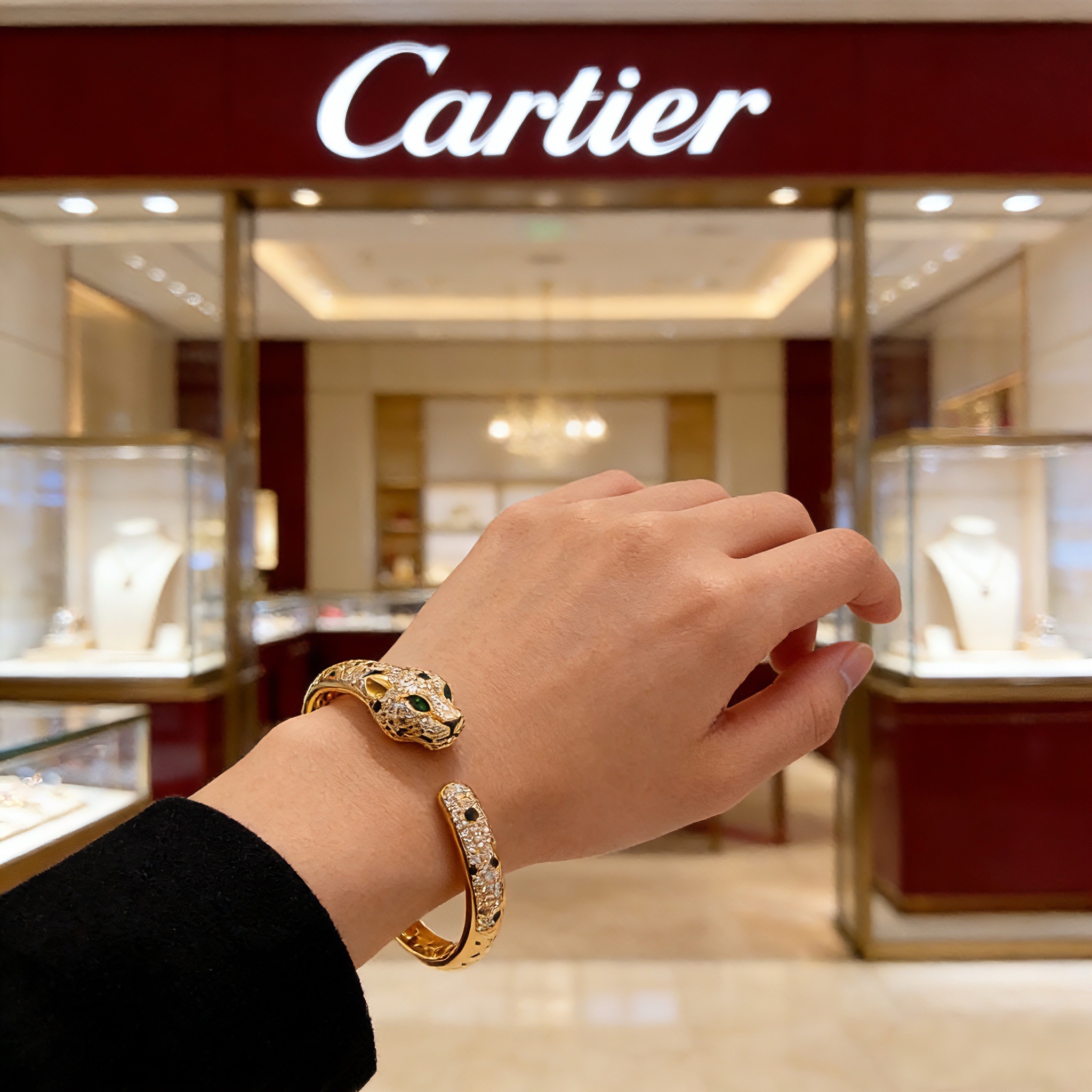 卡地亚镶钻豹子手镯 高端定制版本 镶嵌钻工艺 V金材质 经典而时尚风格 用凌厉线条重构爱情美学！打破常规