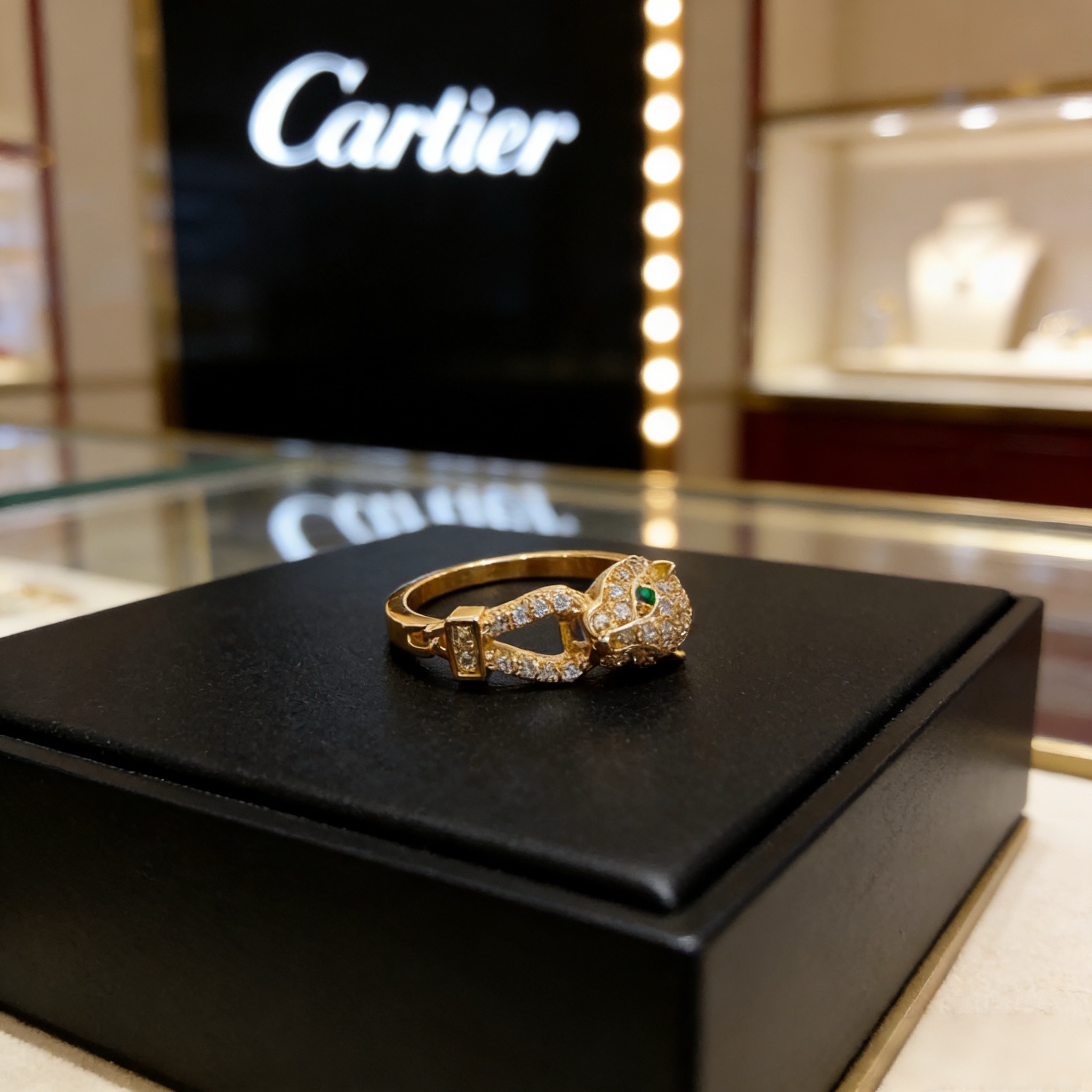 Cartier 卡地亚镶钻戒指 高端定制版本 镶嵌钻工艺 V金材质 而 风格 用凌厉线条重构爱情美学 打破常规