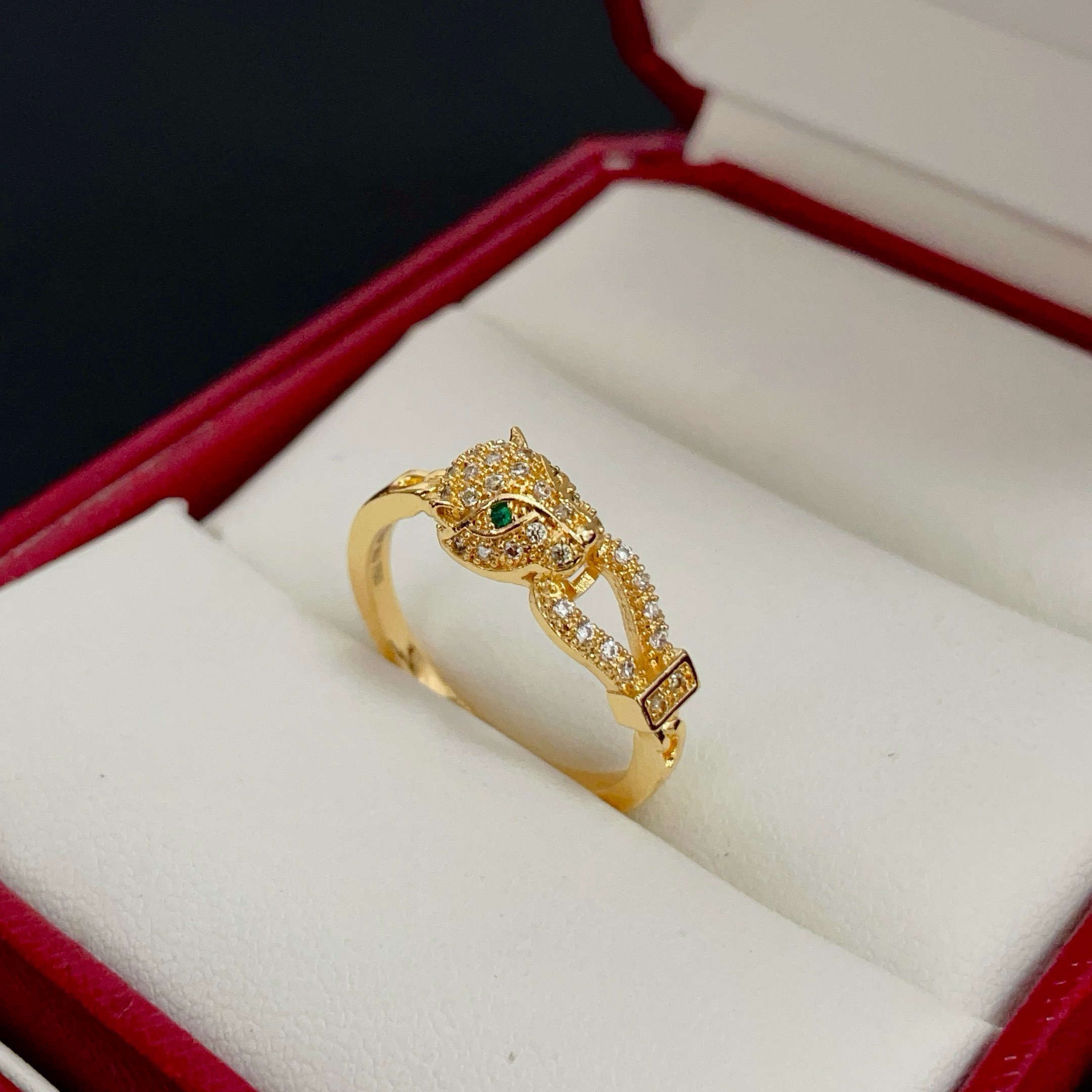 Cartier 卡地亚镶钻戒指 高端定制版本 镶嵌钻工艺 V金材质 而 风格 用凌厉线条重构爱情美学 打破常规