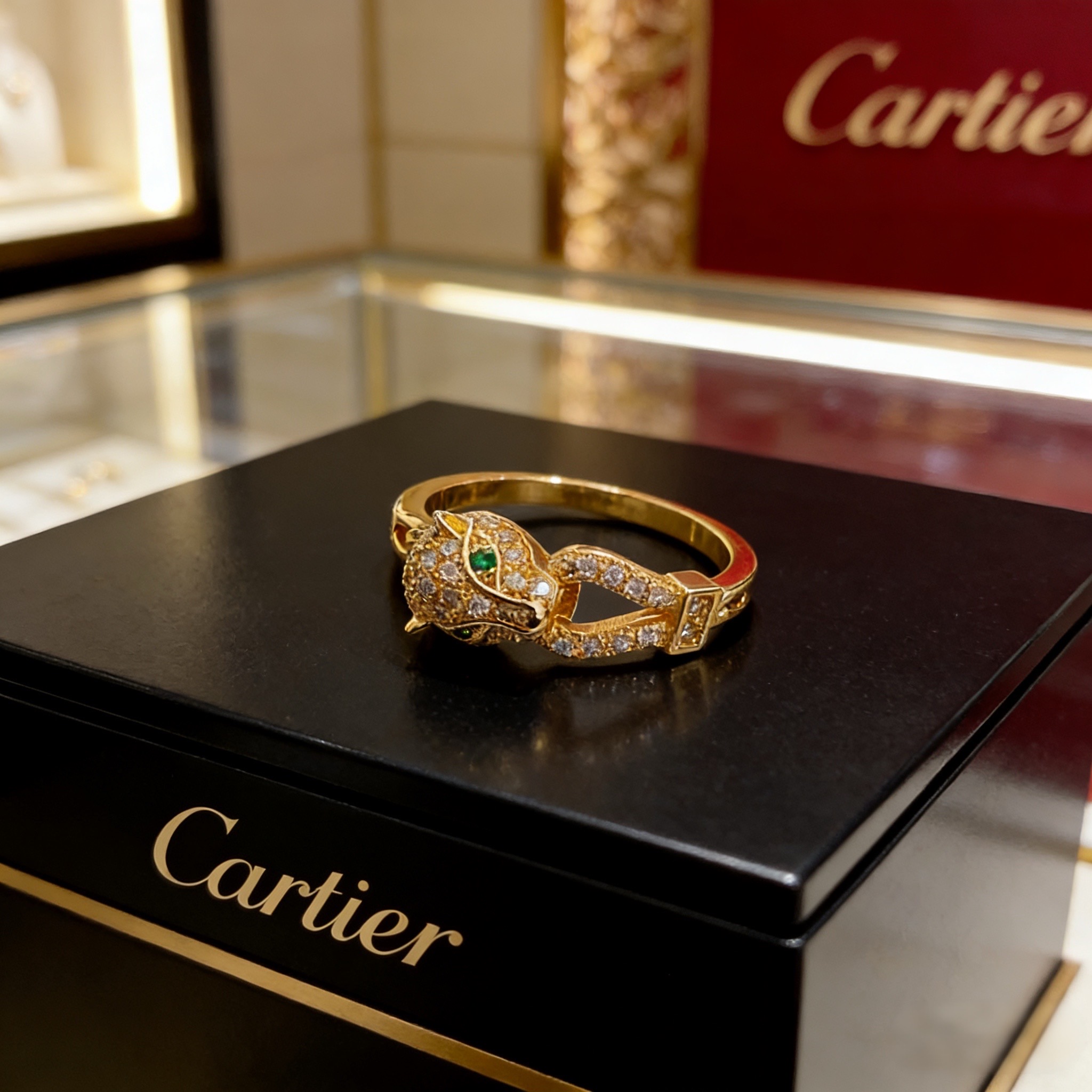 Cartier 卡地亚镶钻戒指 高端定制版本 镶嵌钻工艺 V金材质 而 风格 用凌厉线条重构爱情美学 打破常规