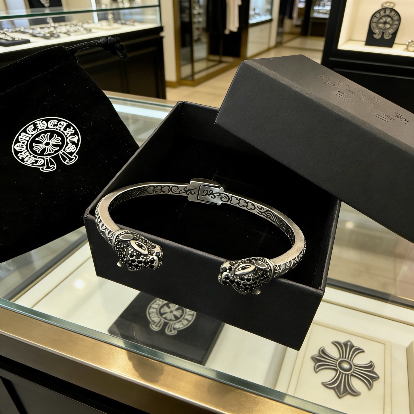 专柜品质Chrome Hearts克罗心手镯，凹凸造型不同的花纹设计风格 呈现出与众不同 十字架 童军花