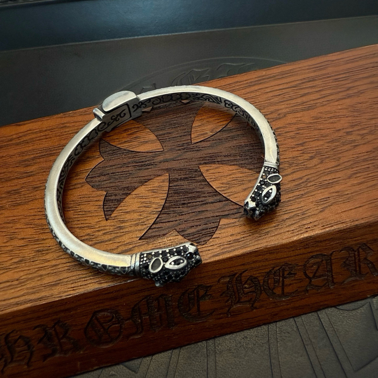 专柜品质Chrome Hearts克罗心手镯，凹凸造型不同的花纹设计风格 呈现出与众不同 十字架 童军花