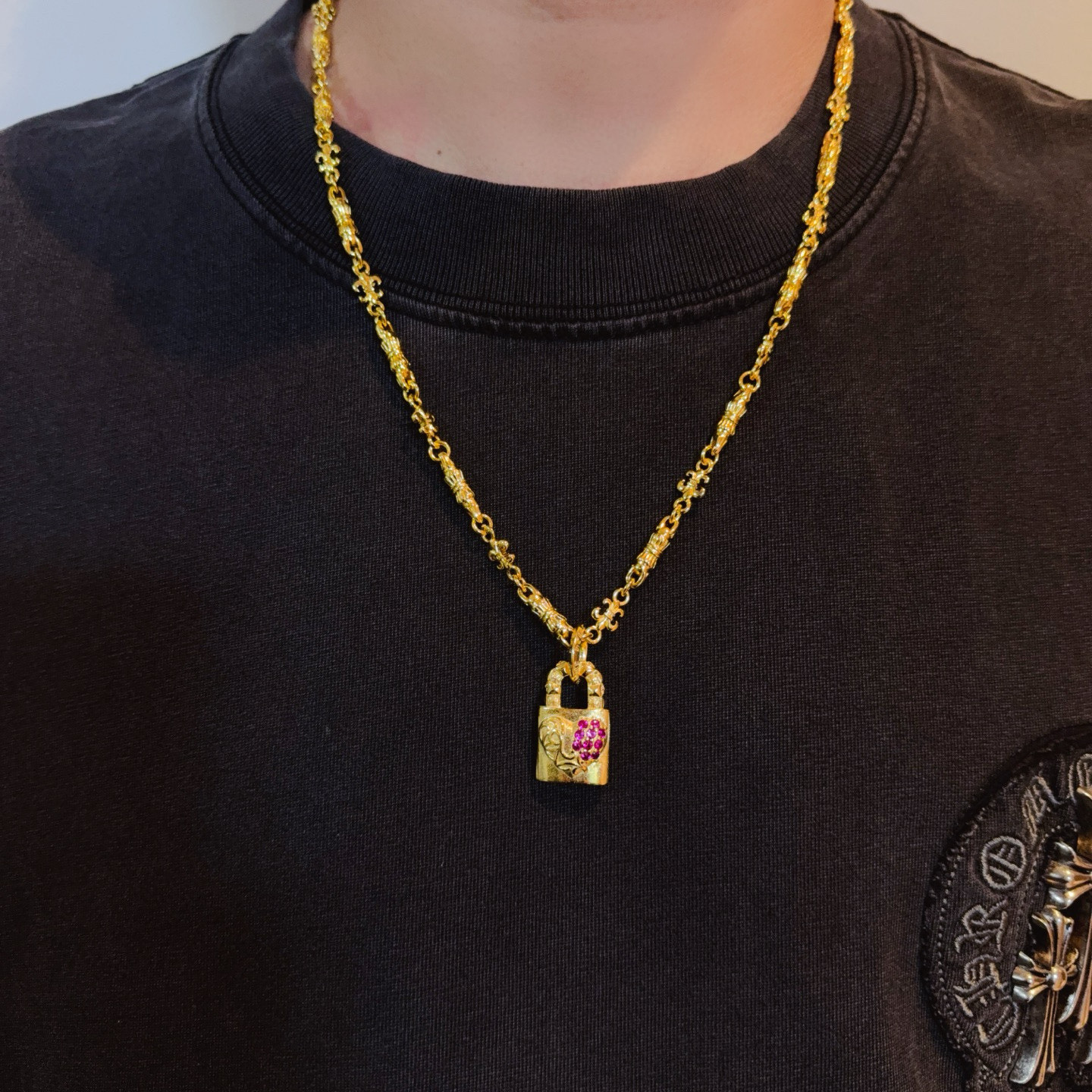 新款【专柜品质】Chrome Hearts克罗心黄金色花球项链，粉钻爱心锁头吊坠 凹凸造型不同的花纹设计