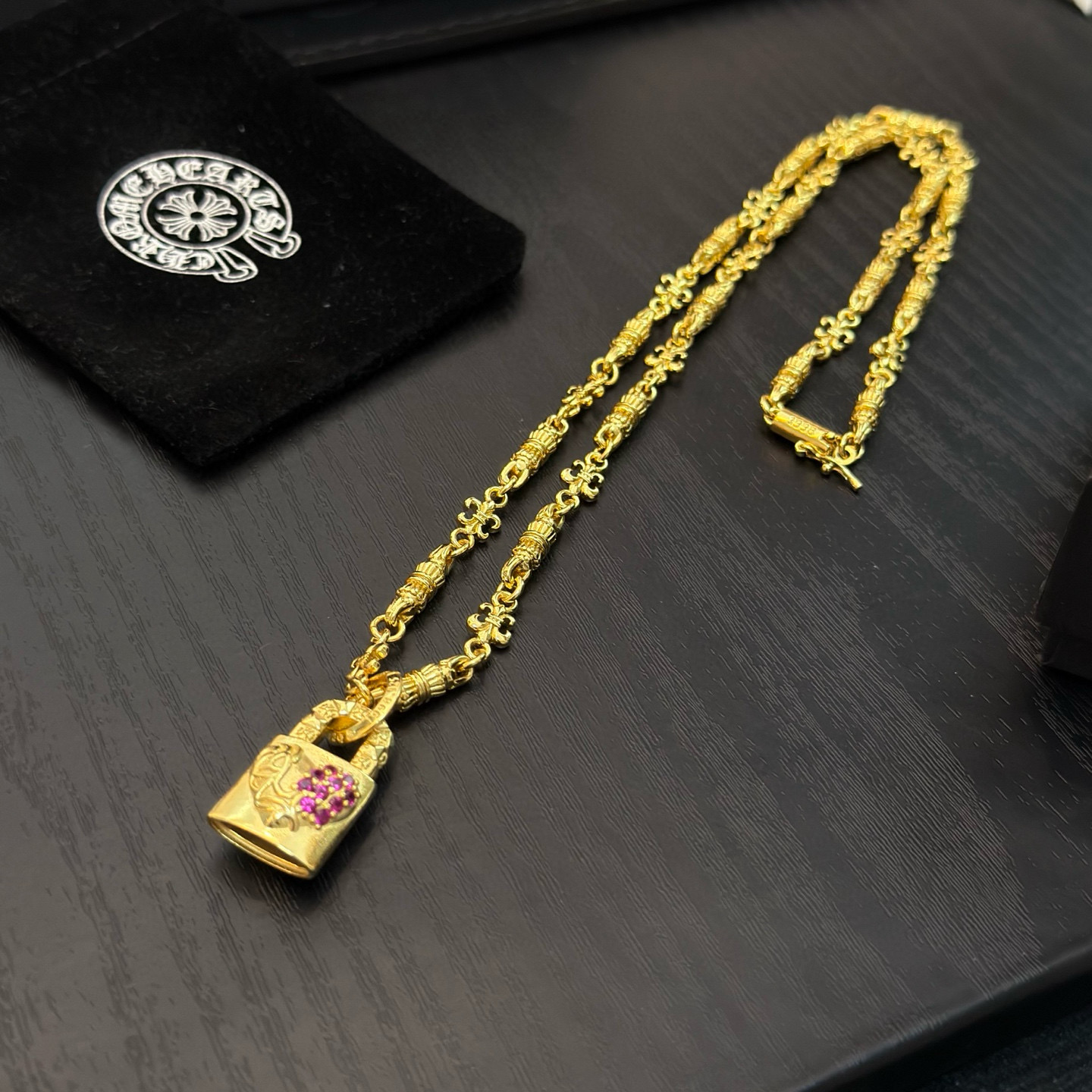 新款【专柜品质】Chrome Hearts克罗心黄金色花球项链，粉钻爱心锁头吊坠 凹凸造型不同的花纹设计