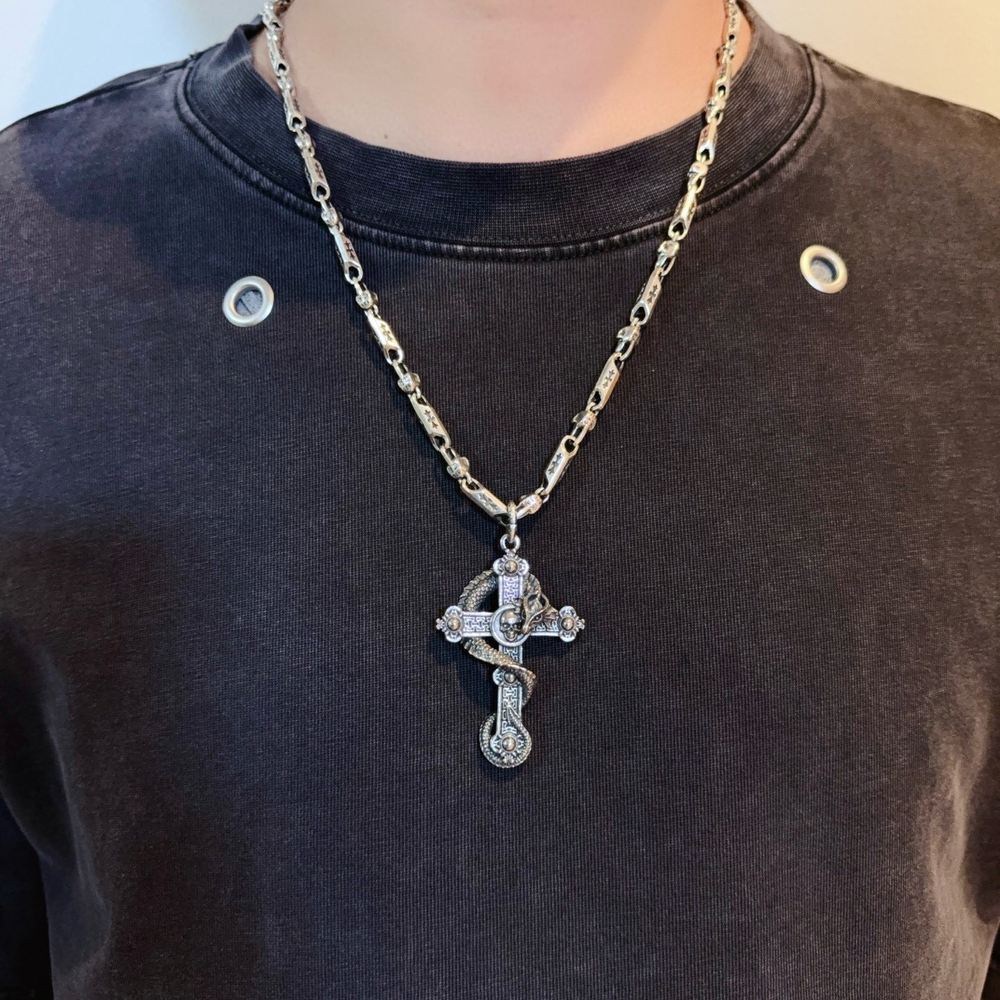 新款【专柜品质】Chrome Hearts克罗心经典复古骷髅头十字架项链 十字路吊坠 凹凸造型不同的花纹