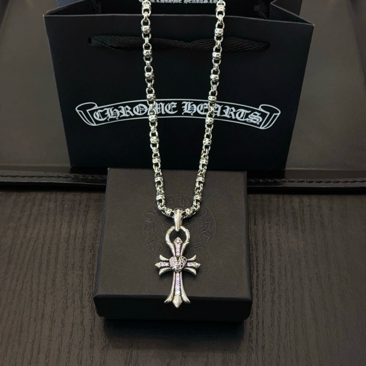 新款【专柜品质】Chrome Hearts克罗心经典复古花球项链，粉钻爱心十字架吊坠 凹凸造型不同的花纹