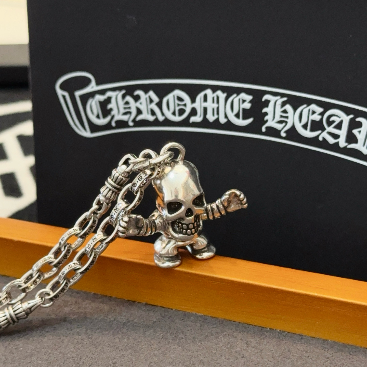 新款【专柜品质】Chrome Hearts克罗心复古十字架项链 骷髅头吊坠 凹凸造型不同的花纹设计风格 