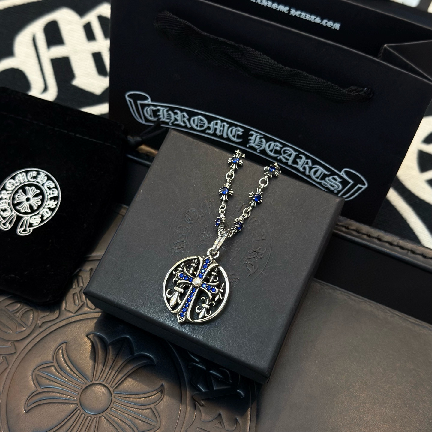 新款【专柜品质】Chrome Hearts克罗心经典蓝钻十字架项链 圆牌十字架吊坠 凹凸造型不同的花纹设