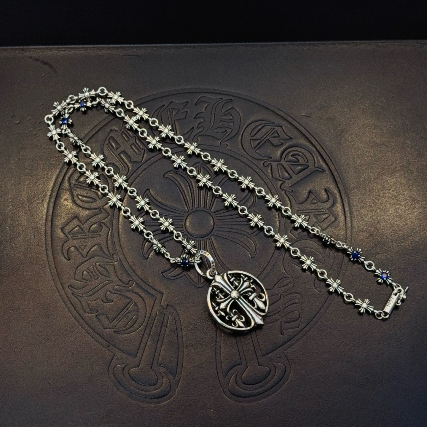 新款【专柜品质】Chrome Hearts克罗心经典蓝钻十字架项链 圆牌十字架吊坠 凹凸造型不同的花纹设