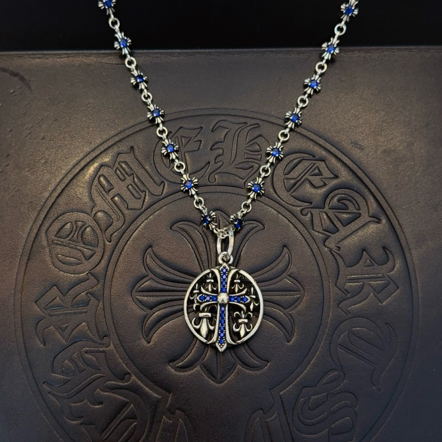 新款【专柜品质】Chrome Hearts克罗心经典蓝钻十字架项链 圆牌十字架吊坠 凹凸造型不同的花纹设