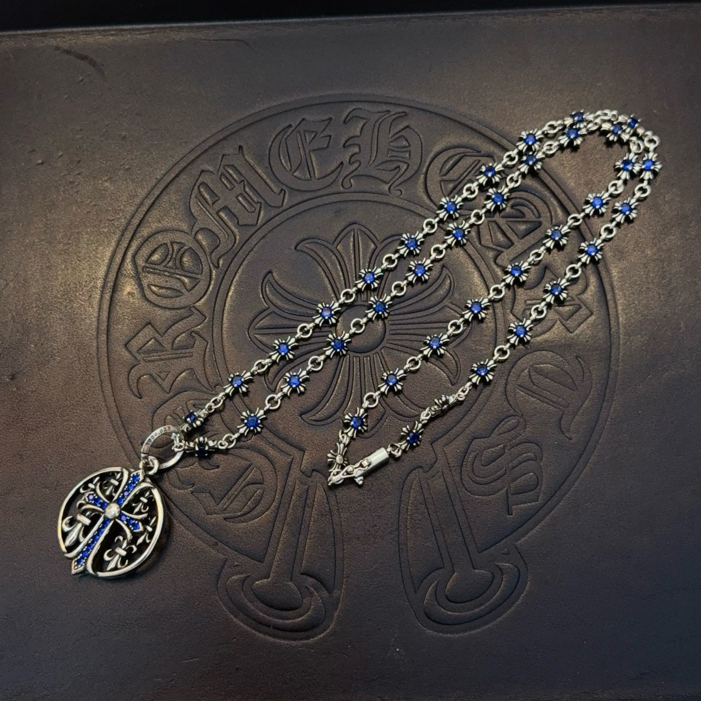 新款【专柜品质】Chrome Hearts克罗心经典蓝钻十字架项链 圆牌十字架吊坠 凹凸造型不同的花纹设
