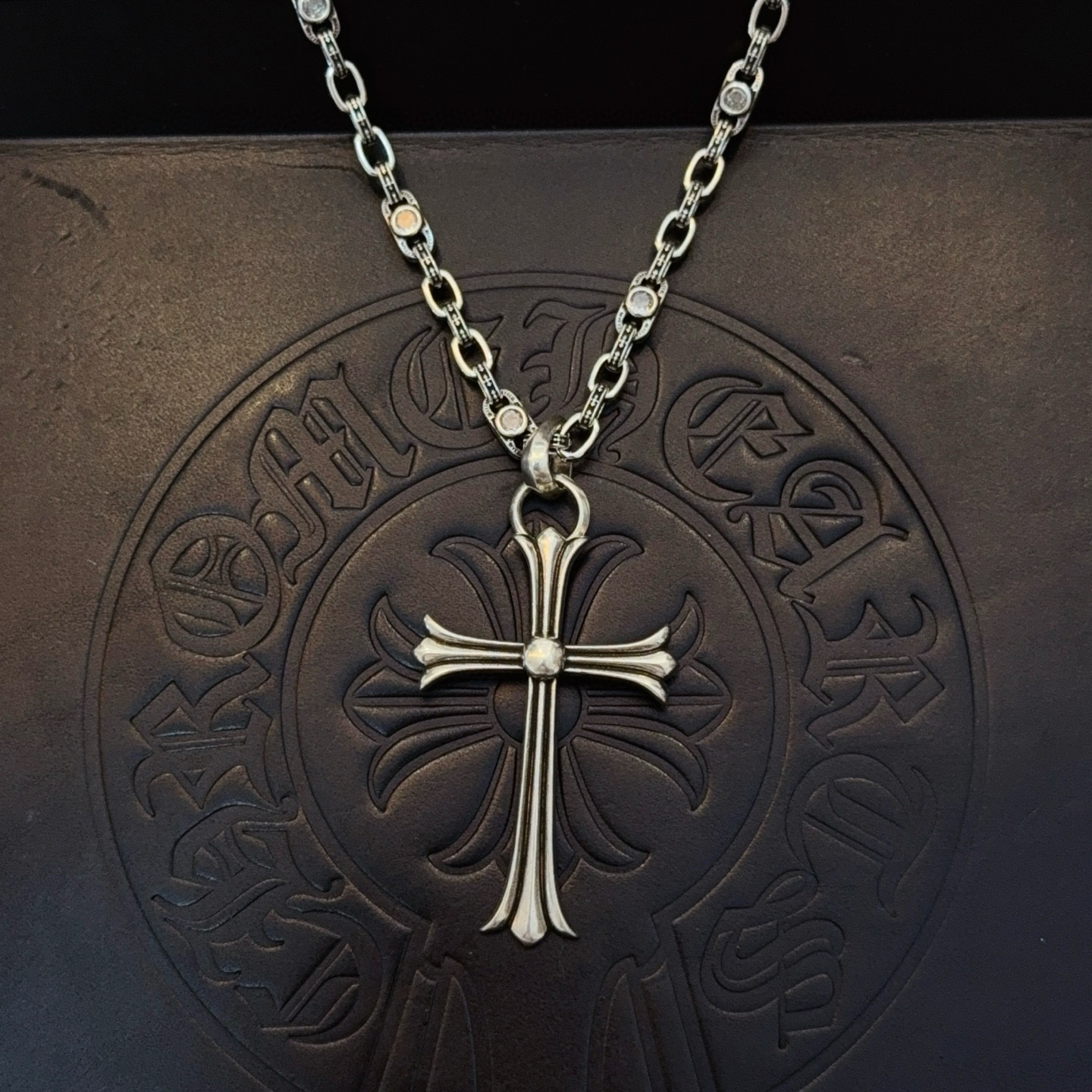 新款【专柜品质】Chrome Hearts克罗心复古白钻十字架粗条项链 大号十字架吊坠 凹凸造型不同的花
