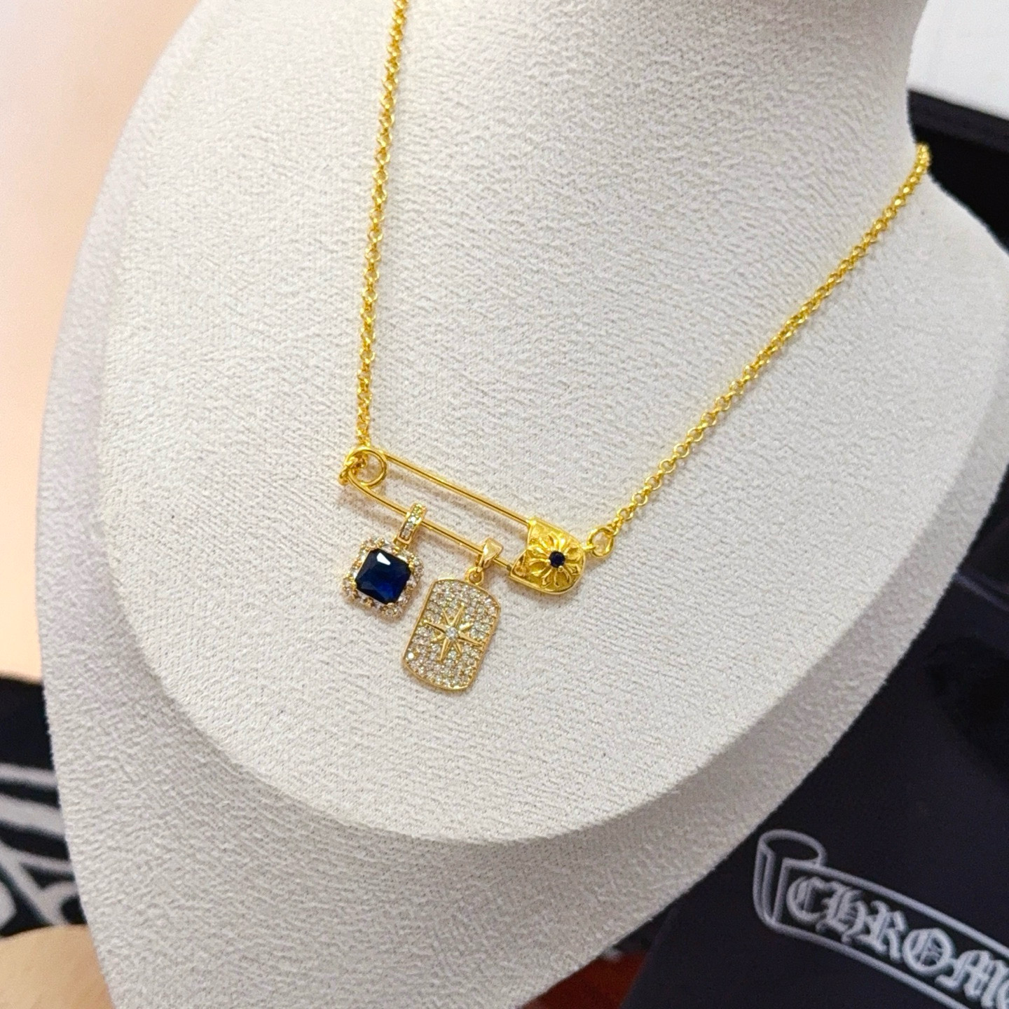 新款【专柜品质】Chrome Hearts克罗心经典复古别针项链 凹凸造型不同的花纹设计风格 呈现出与众