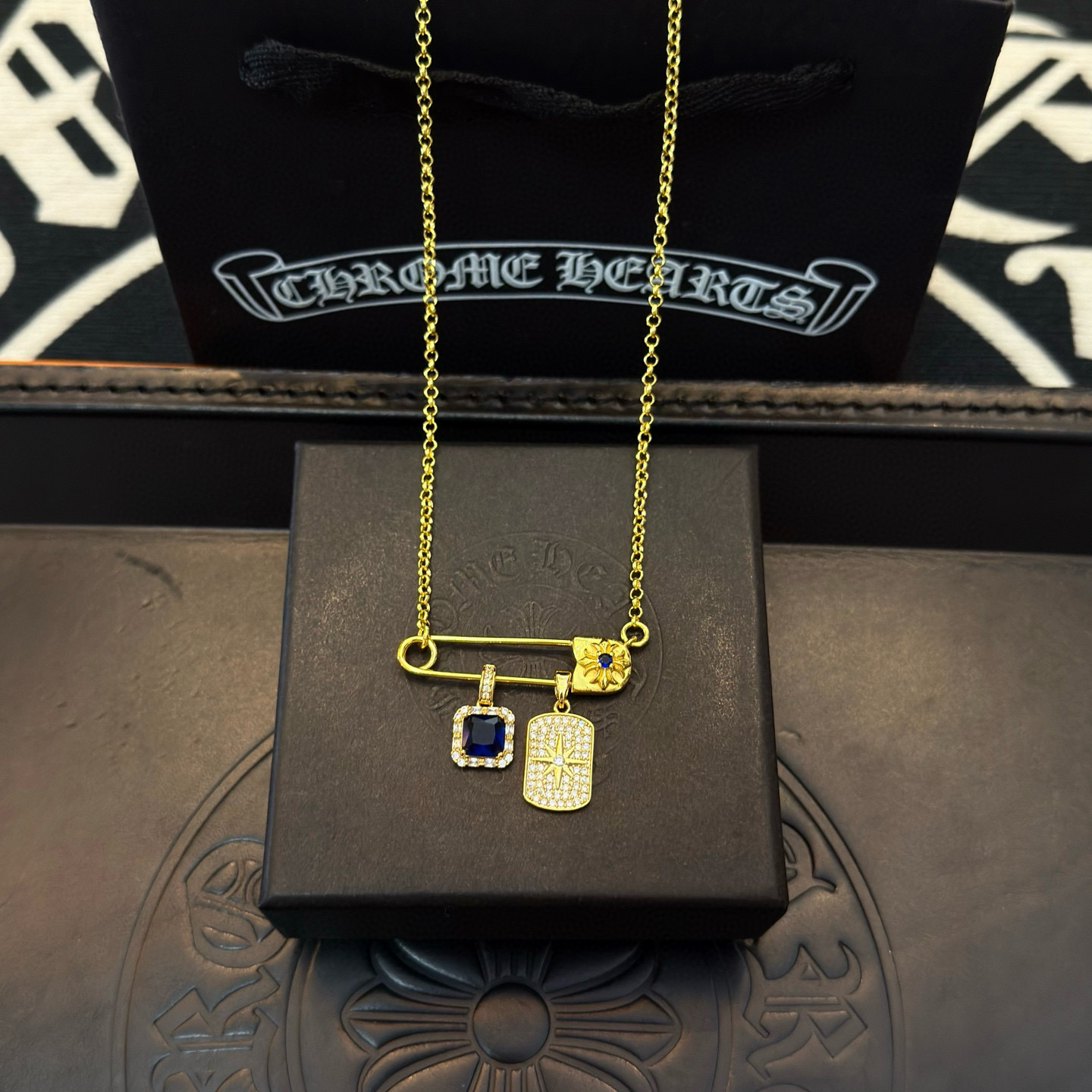 新款【专柜品质】Chrome Hearts克罗心经典复古别针项链 凹凸造型不同的花纹设计风格 呈现出与众