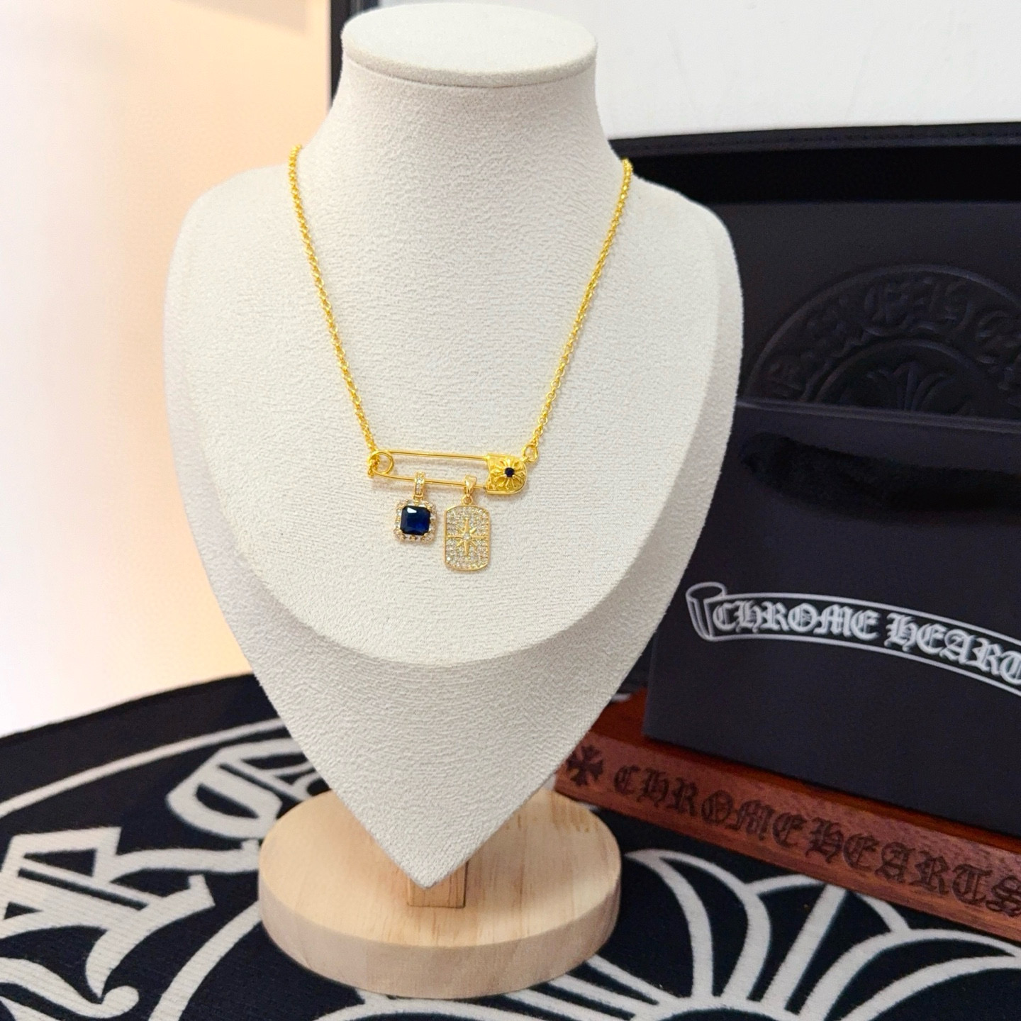 新款【专柜品质】Chrome Hearts克罗心经典复古别针项链 凹凸造型不同的花纹设计风格 呈现出与众