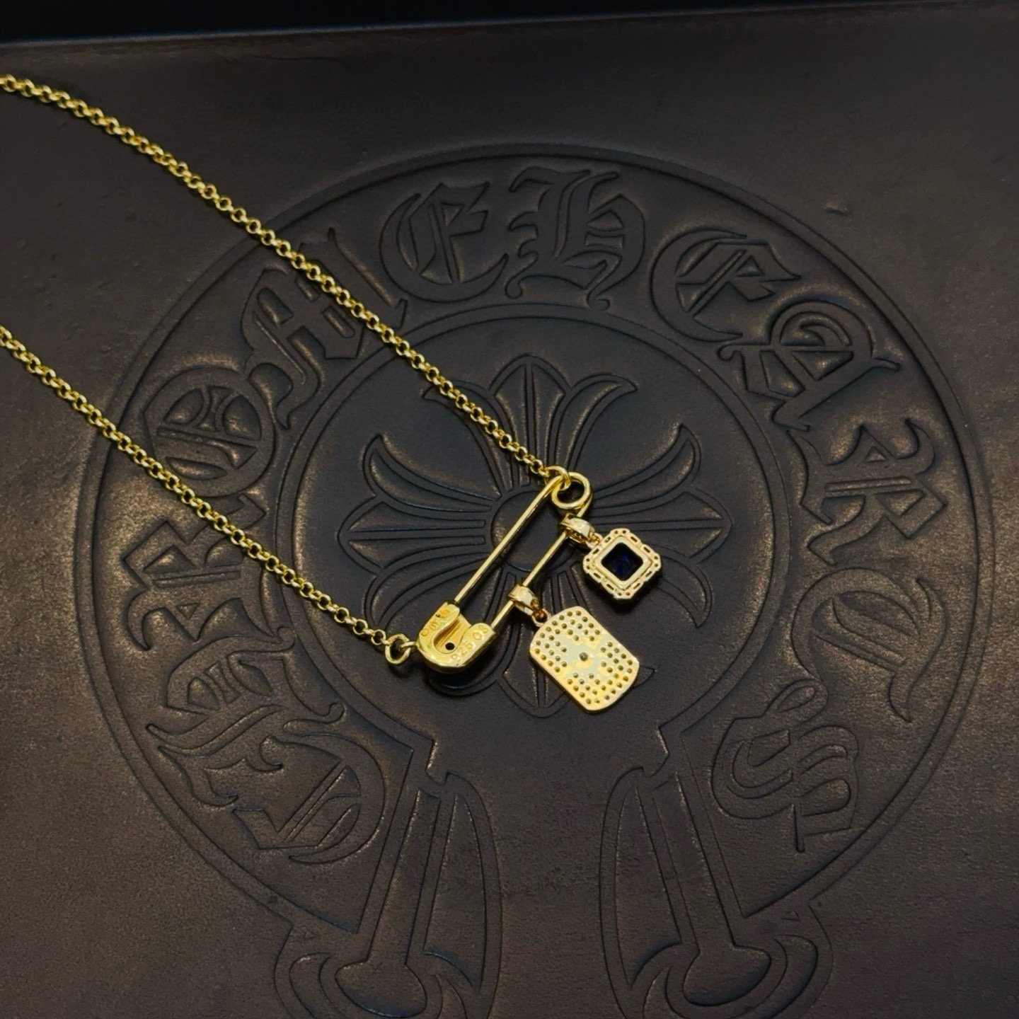 新款【专柜品质】Chrome Hearts克罗心经典复古别针项链 凹凸造型不同的花纹设计风格 呈现出与众