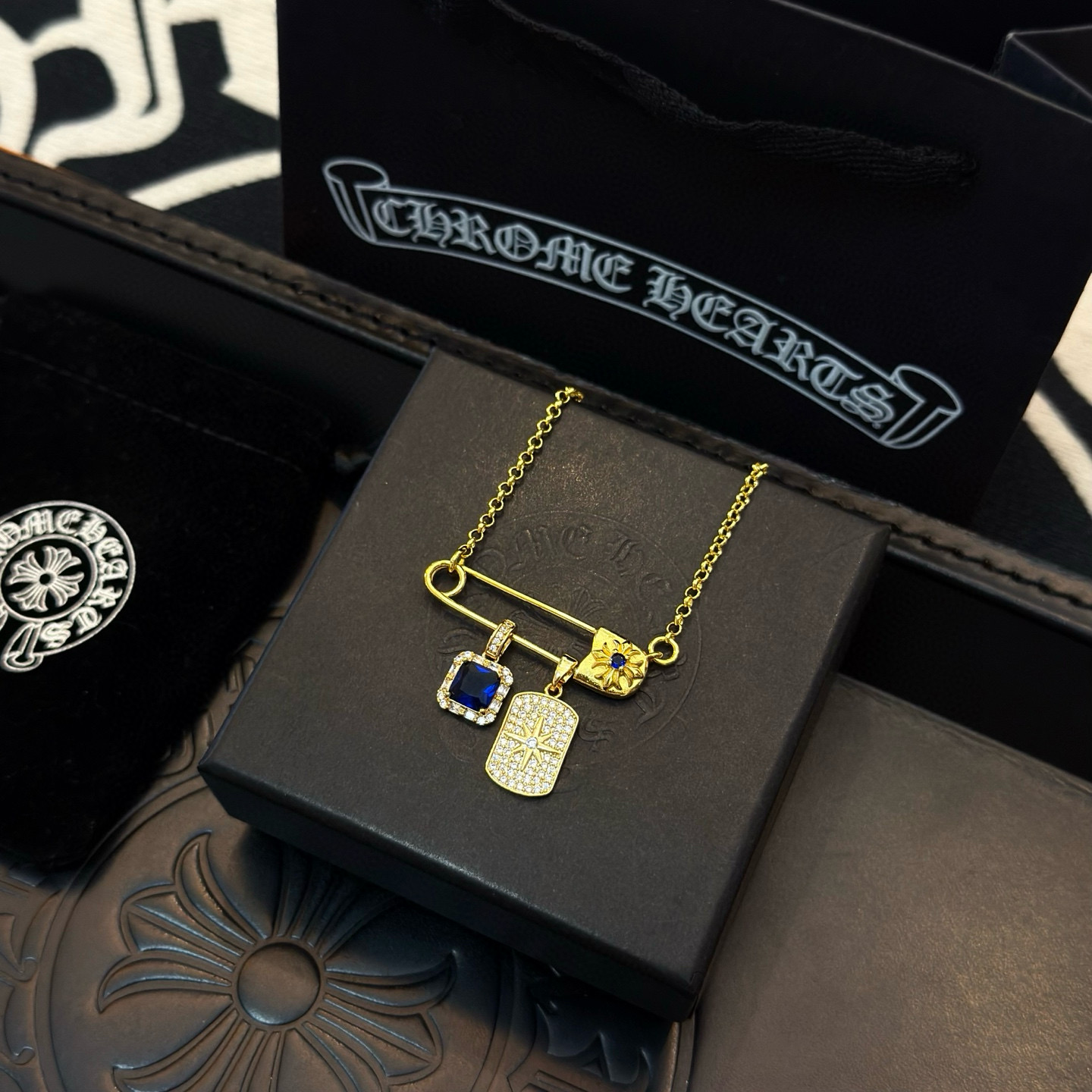 新款【专柜品质】Chrome Hearts克罗心经典复古别针项链 凹凸造型不同的花纹设计风格 呈现出与众