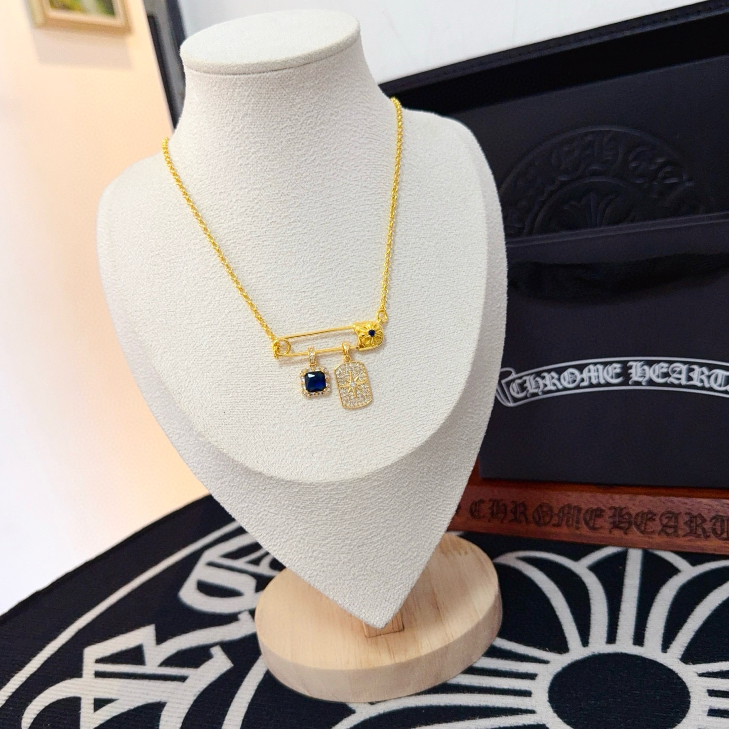 新款【专柜品质】Chrome Hearts克罗心经典复古别针项链 凹凸造型不同的花纹设计风格 呈现出与众