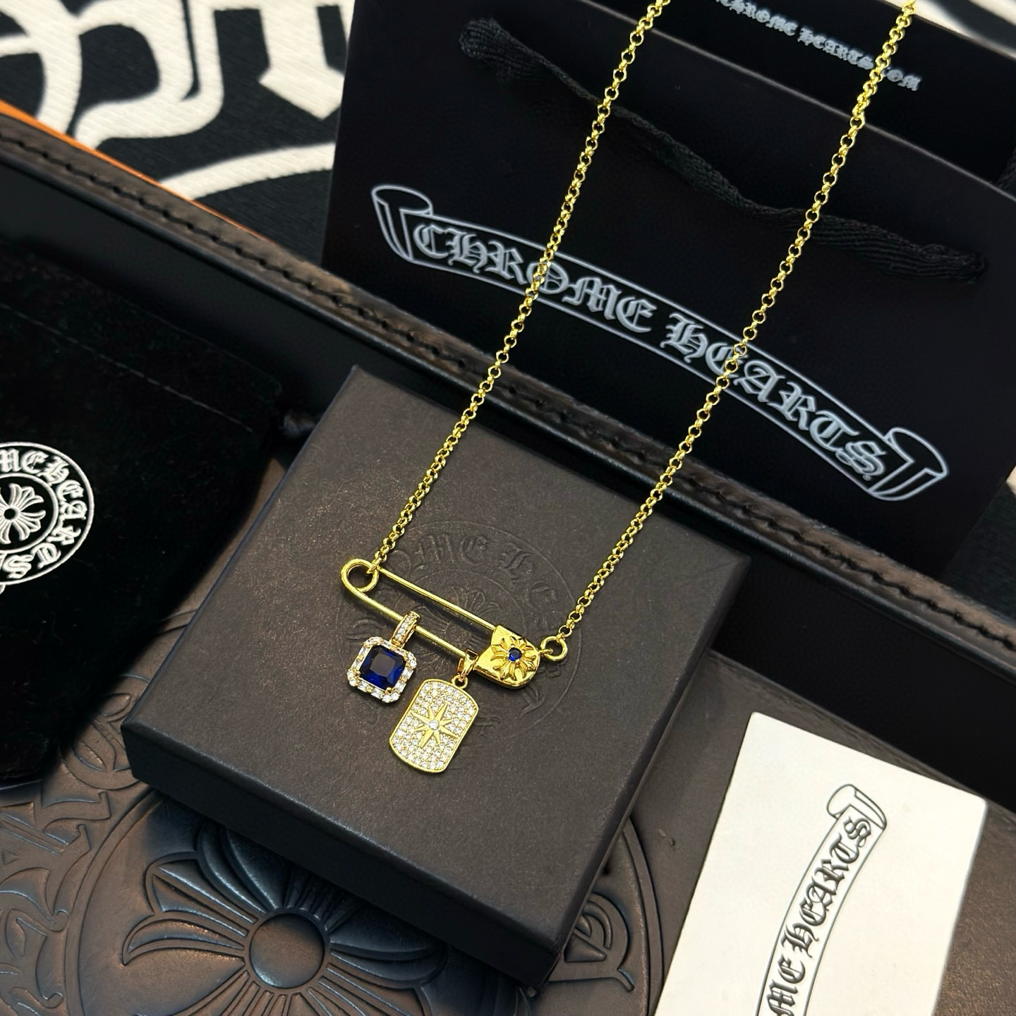 新款【专柜品质】Chrome Hearts克罗心经典复古别针项链 凹凸造型不同的花纹设计风格 呈现出与众