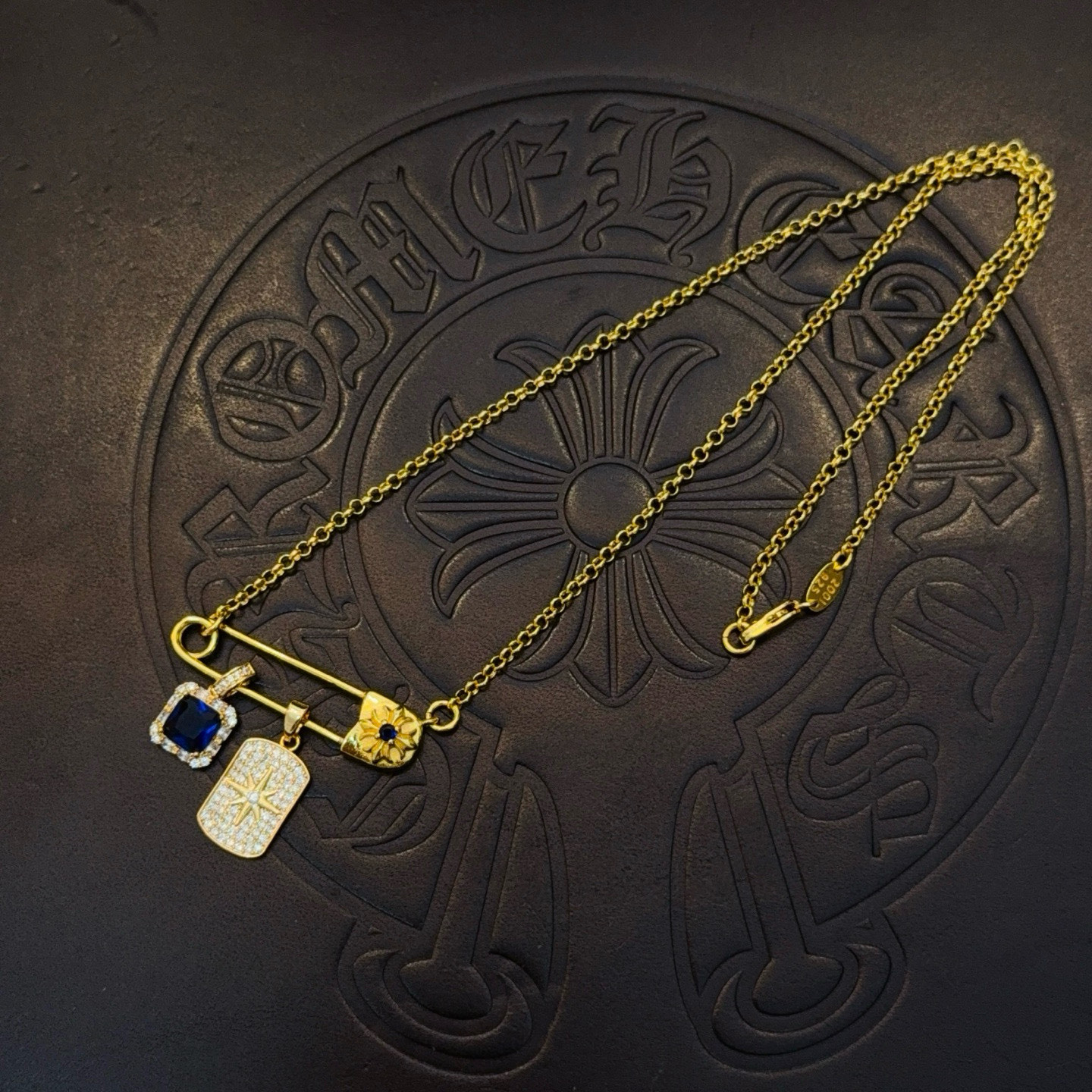 新款【专柜品质】Chrome Hearts克罗心经典复古别针项链 凹凸造型不同的花纹设计风格 呈现出与众