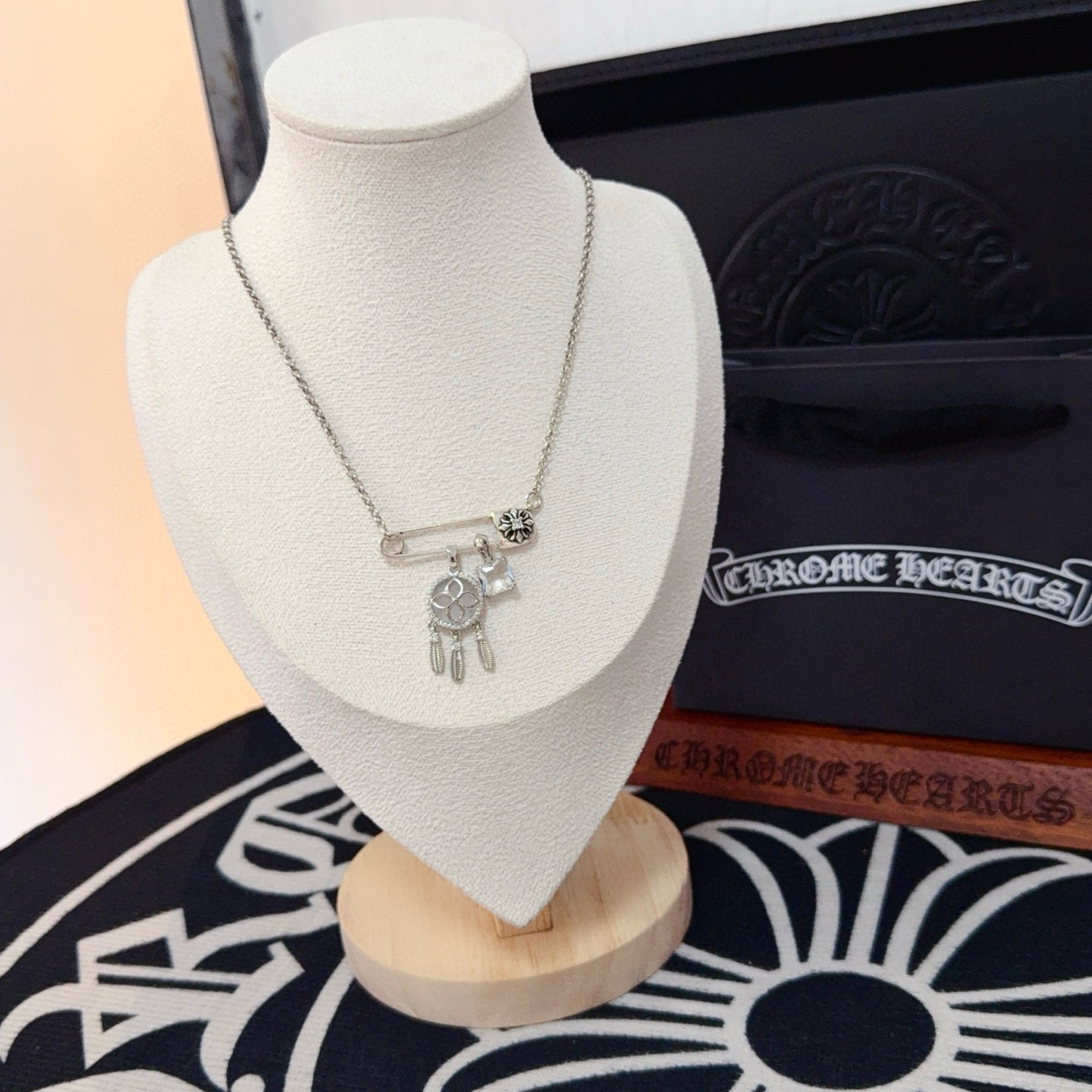 新款【专柜品质】Chrome Hearts克罗心别针十字架项链，凹凸造型不同的花纹设计风格呈现出与众不同