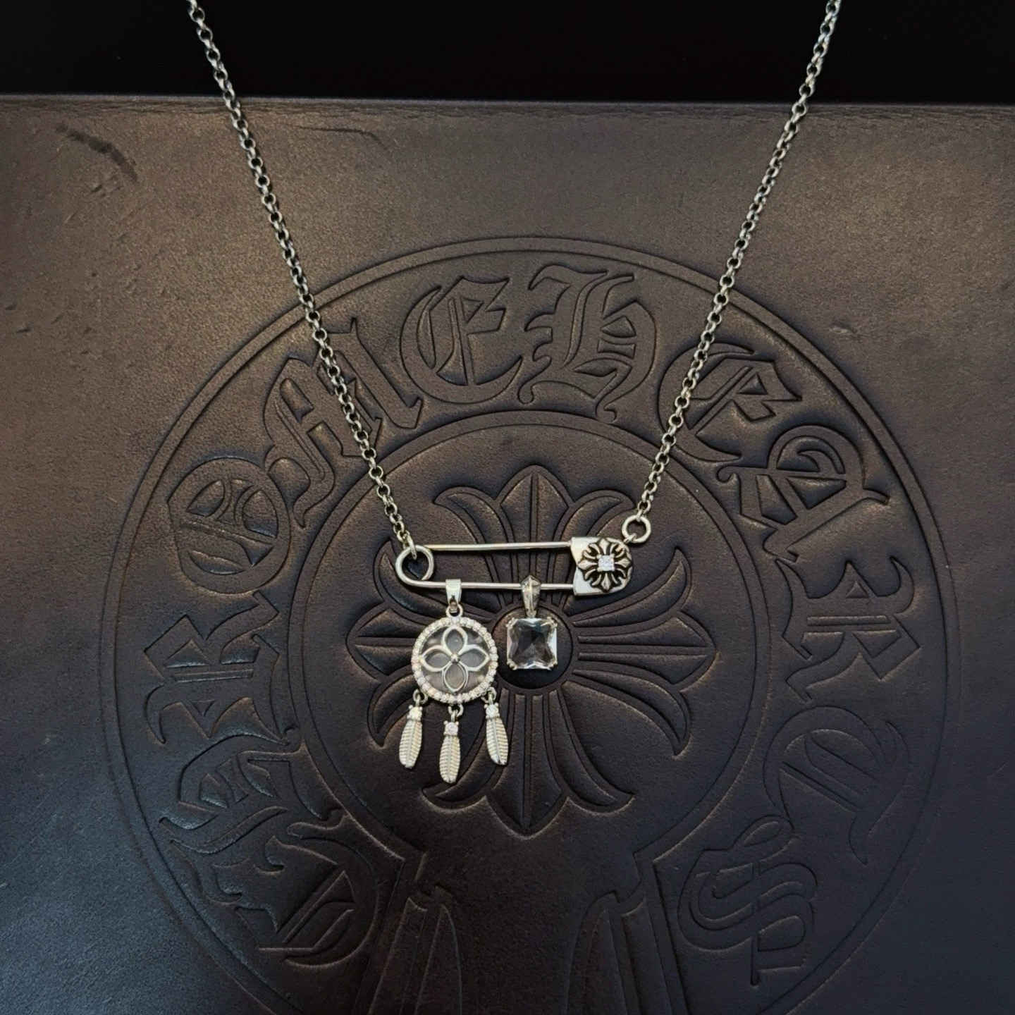 新款【专柜品质】Chrome Hearts克罗心别针十字架项链，凹凸造型不同的花纹设计风格呈现出与众不同