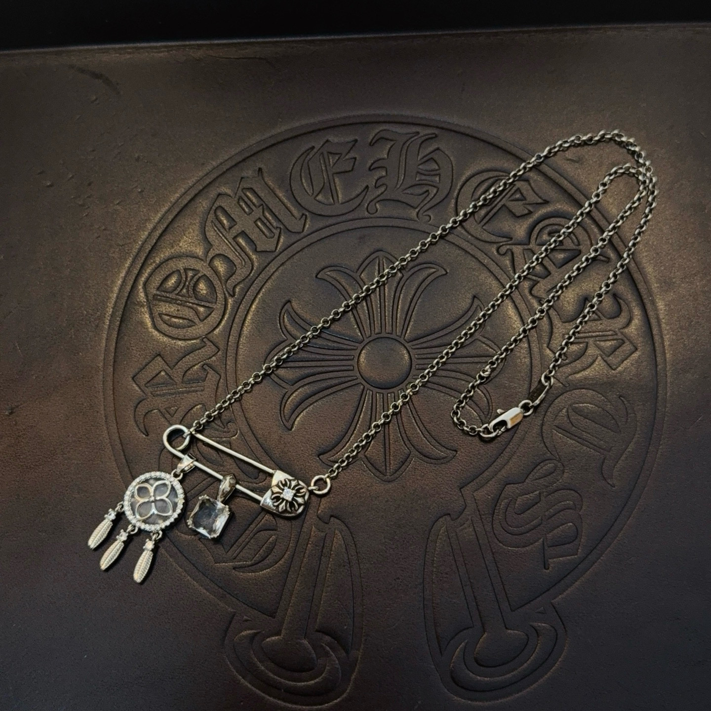 新款【专柜品质】Chrome Hearts克罗心别针十字架项链，凹凸造型不同的花纹设计风格呈现出与众不同