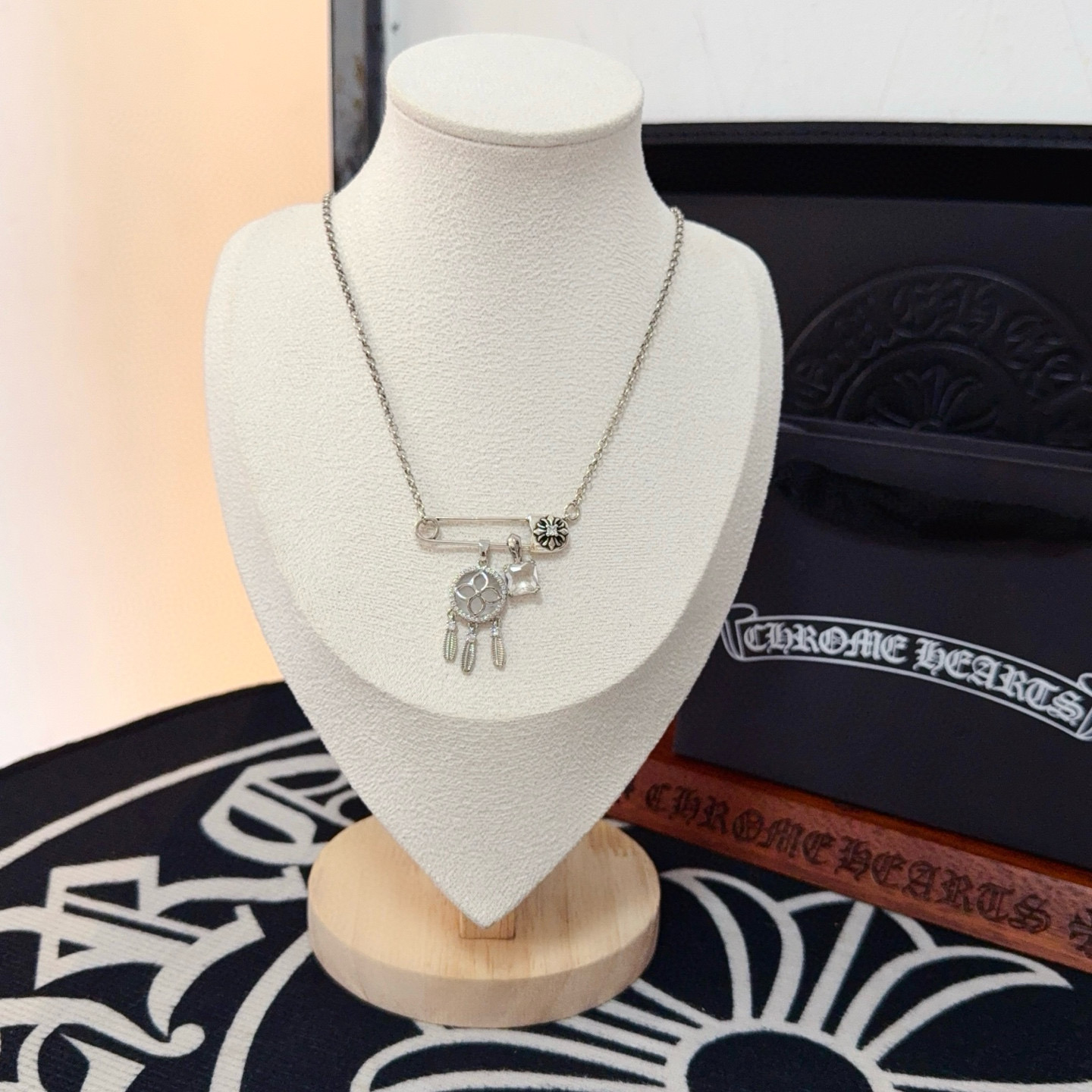 新款【专柜品质】Chrome Hearts克罗心别针十字架项链，凹凸造型不同的花纹设计风格呈现出与众不同