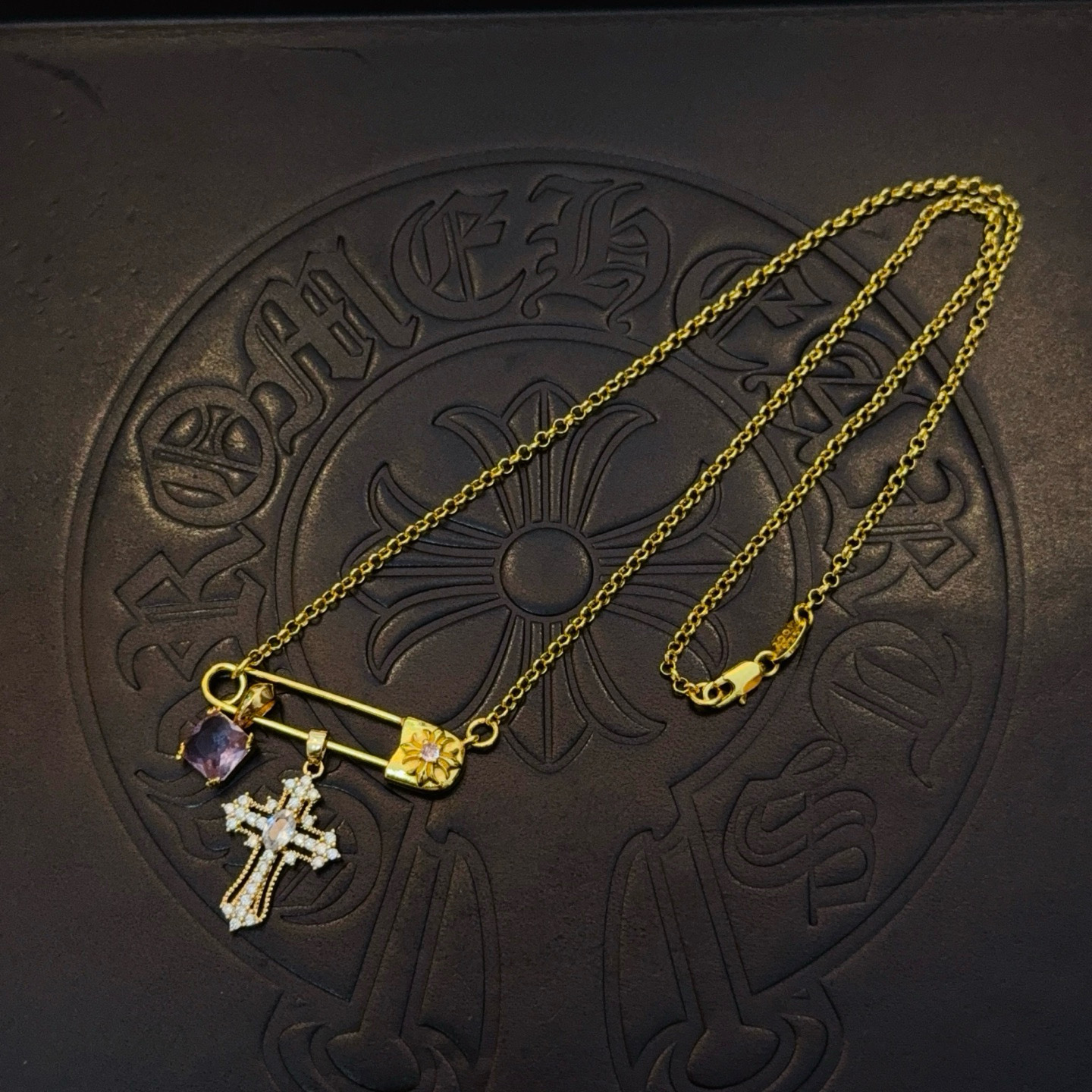 新款【专柜品质】Chrome Hearts克罗心别针十字架项链，凹凸造型不同的花纹设计风格呈现出与众不同