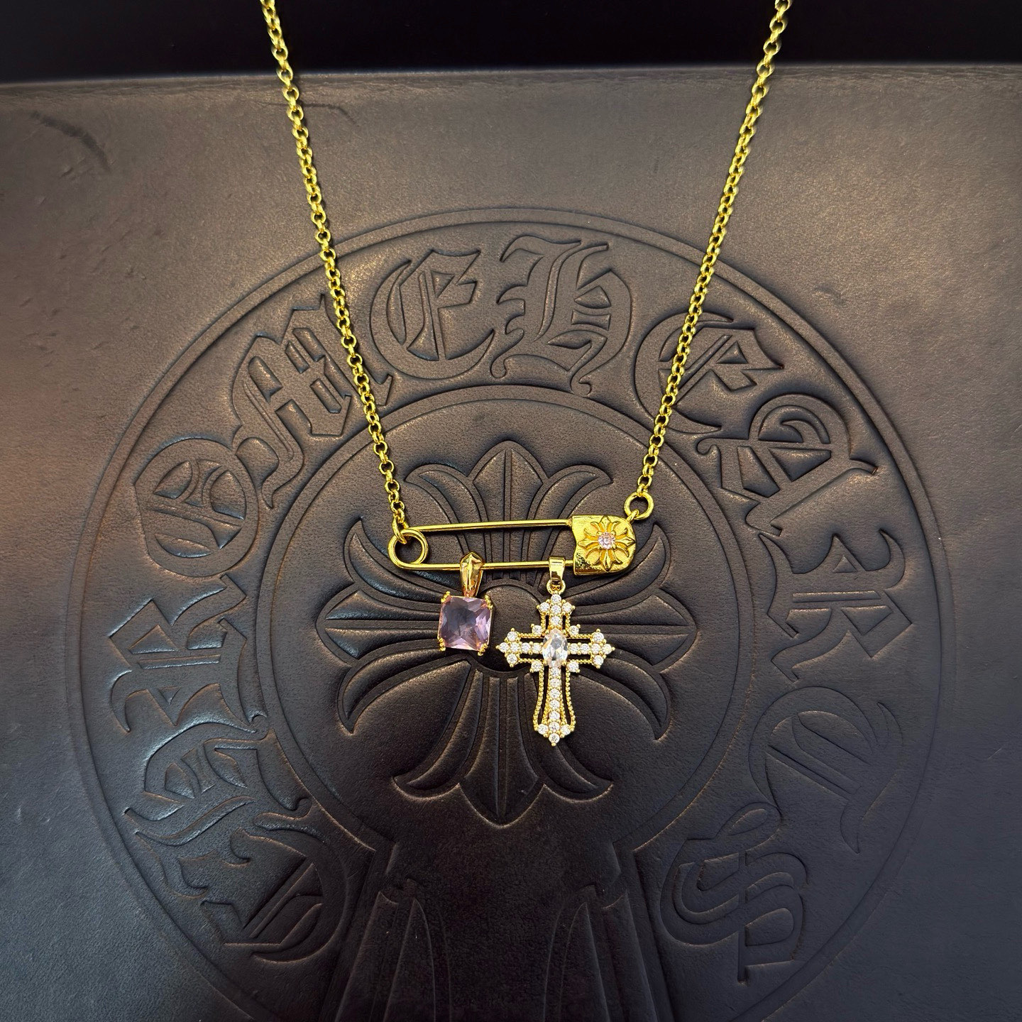 新款【专柜品质】Chrome Hearts克罗心别针十字架项链，凹凸造型不同的花纹设计风格呈现出与众不同