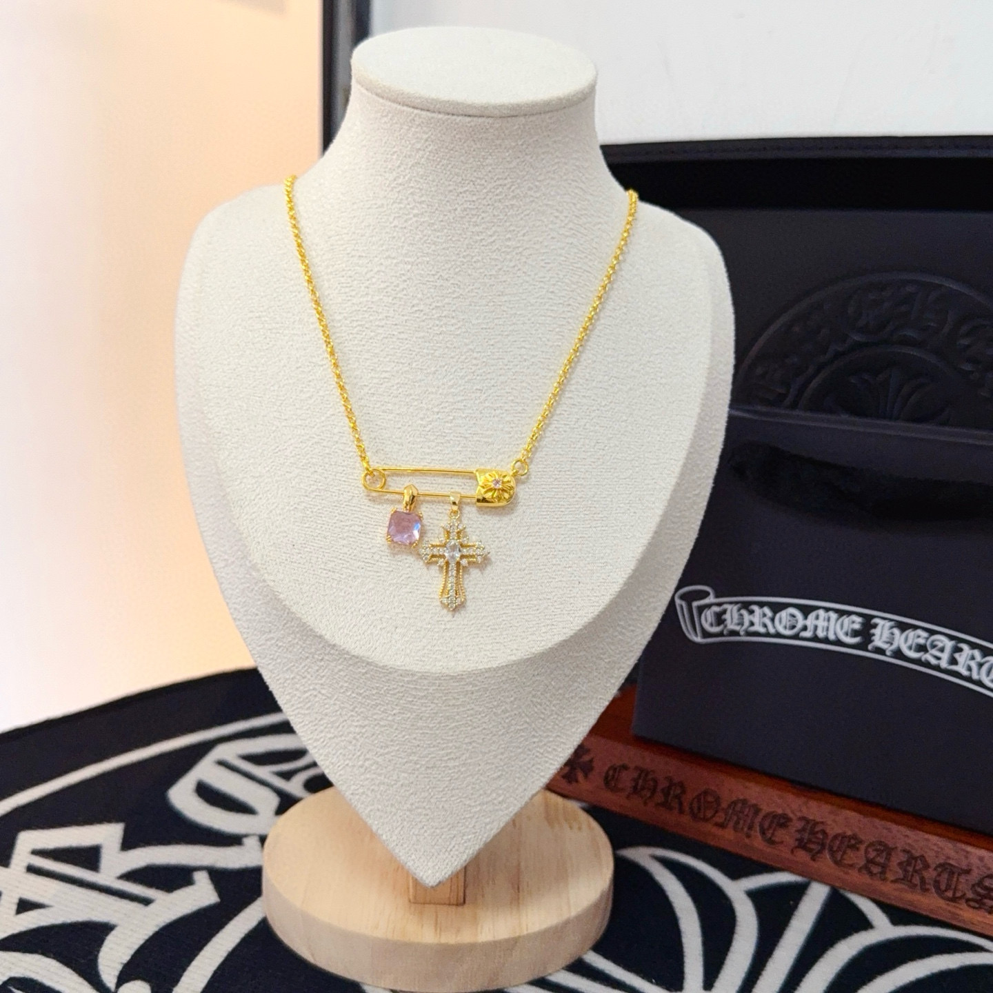 新款【专柜品质】Chrome Hearts克罗心别针十字架项链，凹凸造型不同的花纹设计风格呈现出与众不同