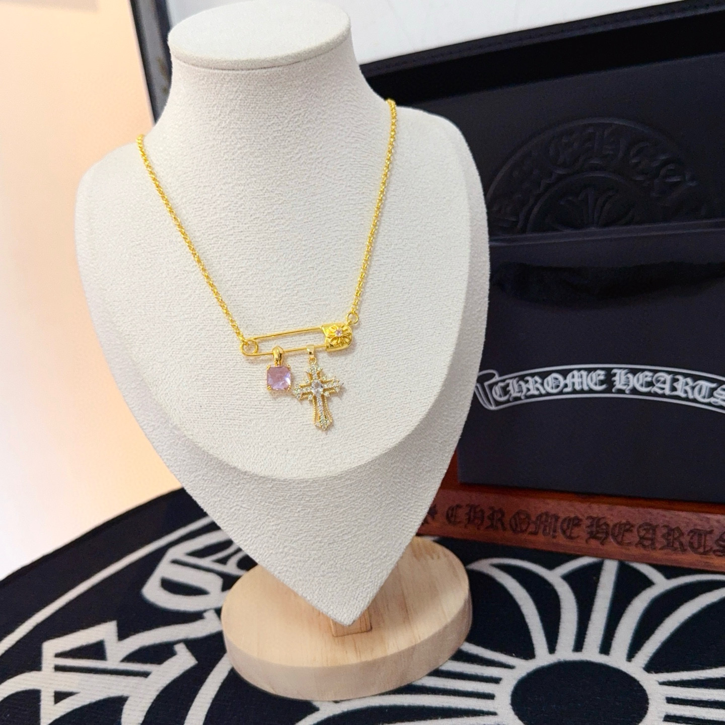 新款【专柜品质】Chrome Hearts克罗心别针十字架项链，凹凸造型不同的花纹设计风格呈现出与众不同