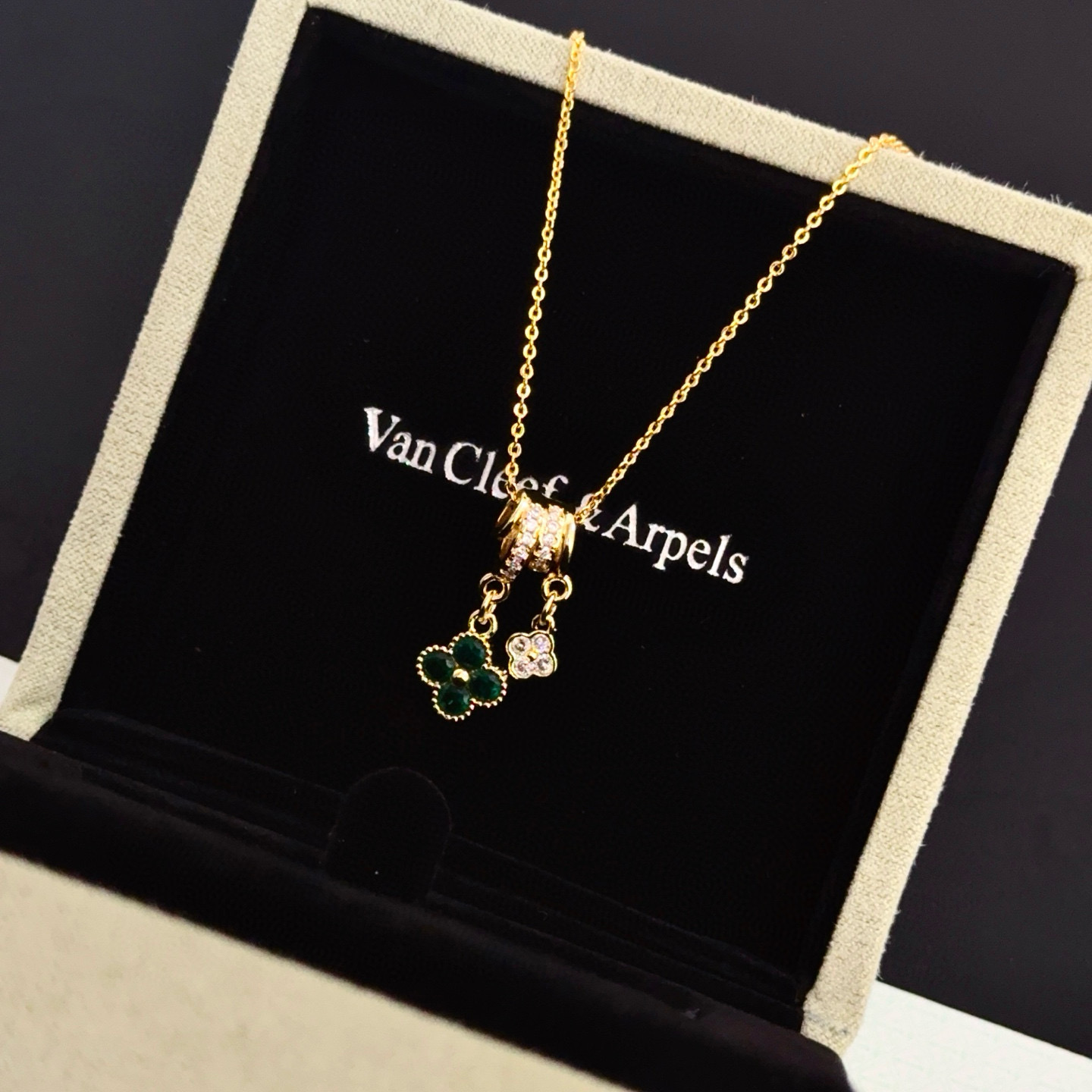 〔精工原版〕VCA四叶草🍀梵克雅🍛项链，经典之作 官网同款 时尚潮流 采用多层次金属雕刻设计 使花瓣更立