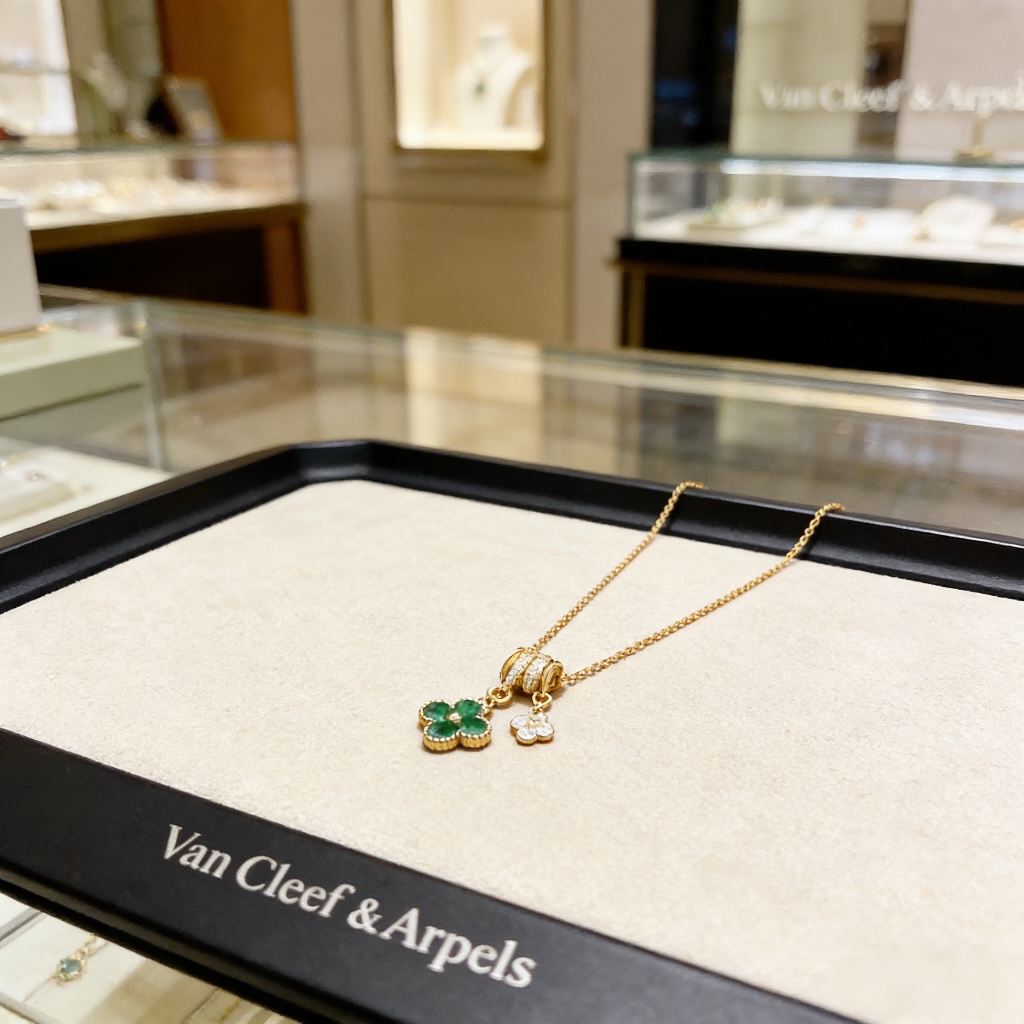 〔精工原版〕VCA四叶草🍀梵克雅🍛项链，经典之作 官网同款 时尚潮流 采用多层次金属雕刻设计 使花瓣更立