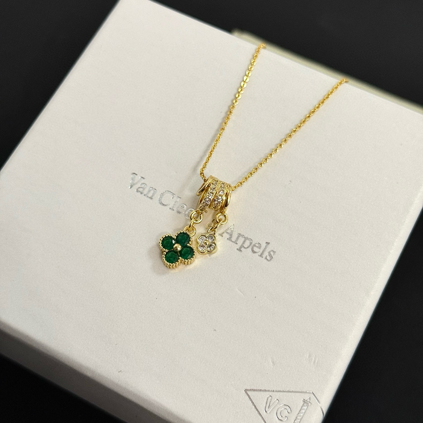 〔精工原版〕VCA四叶草🍀梵克雅🍛项链，经典之作 官网同款 时尚潮流 采用多层次金属雕刻设计 使花瓣更立