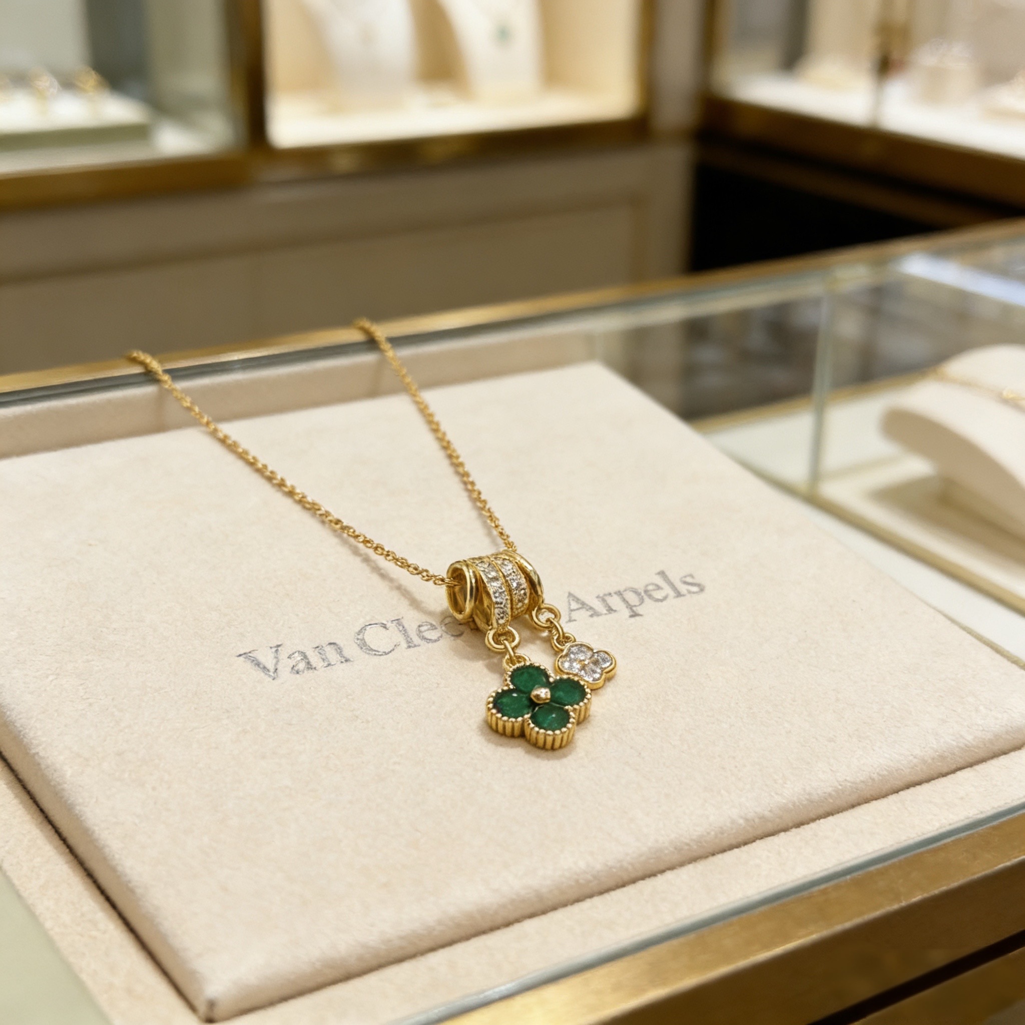 〔精工原版〕VCA四叶草🍀梵克雅🍛项链，经典之作 官网同款 时尚潮流 采用多层次金属雕刻设计 使花瓣更立