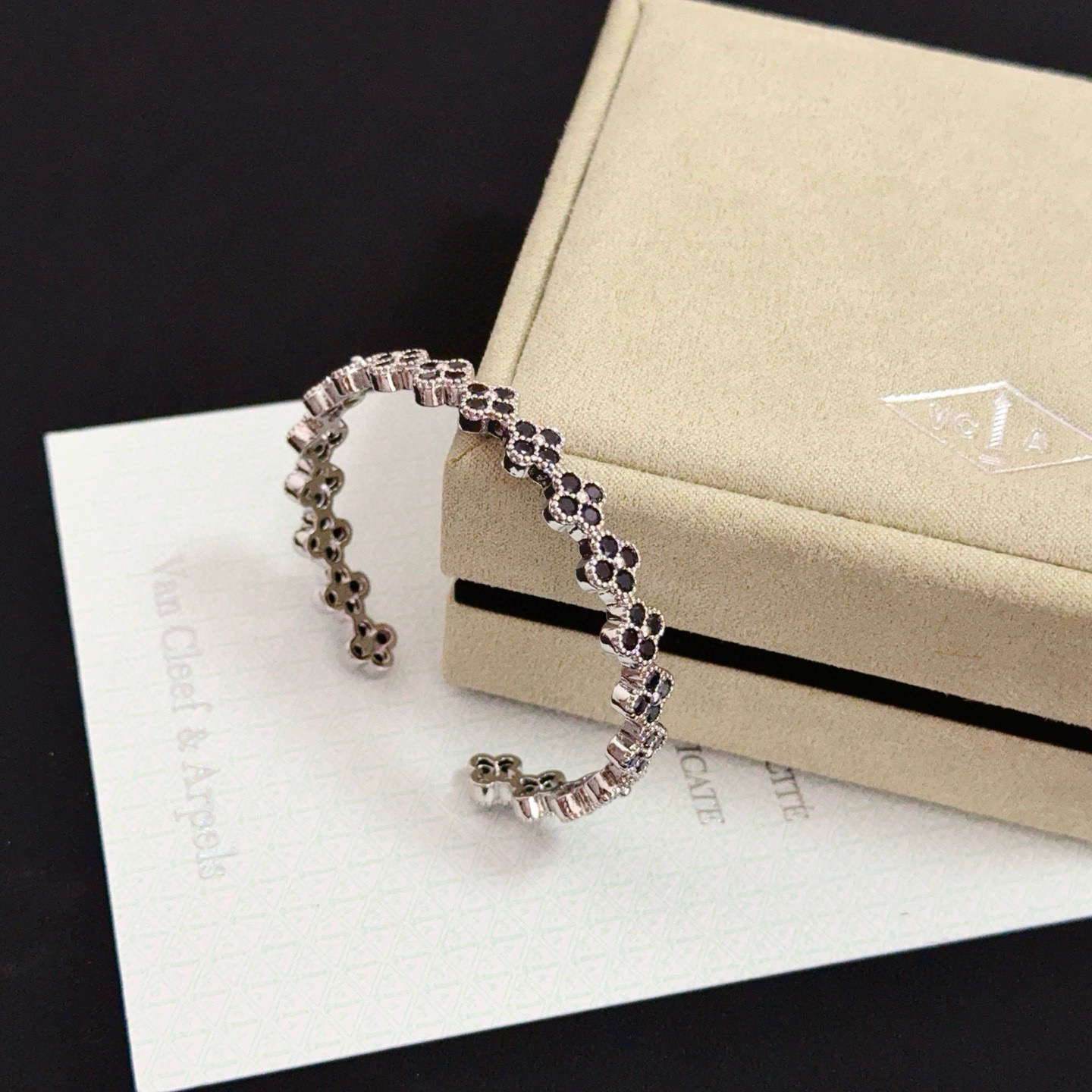 〔精工原版〕圣诞🎄爆款 VCA四叶草🍀梵克雅宝手镯 V金等级 经典之作 官网同款 时尚潮流 采用多层次金