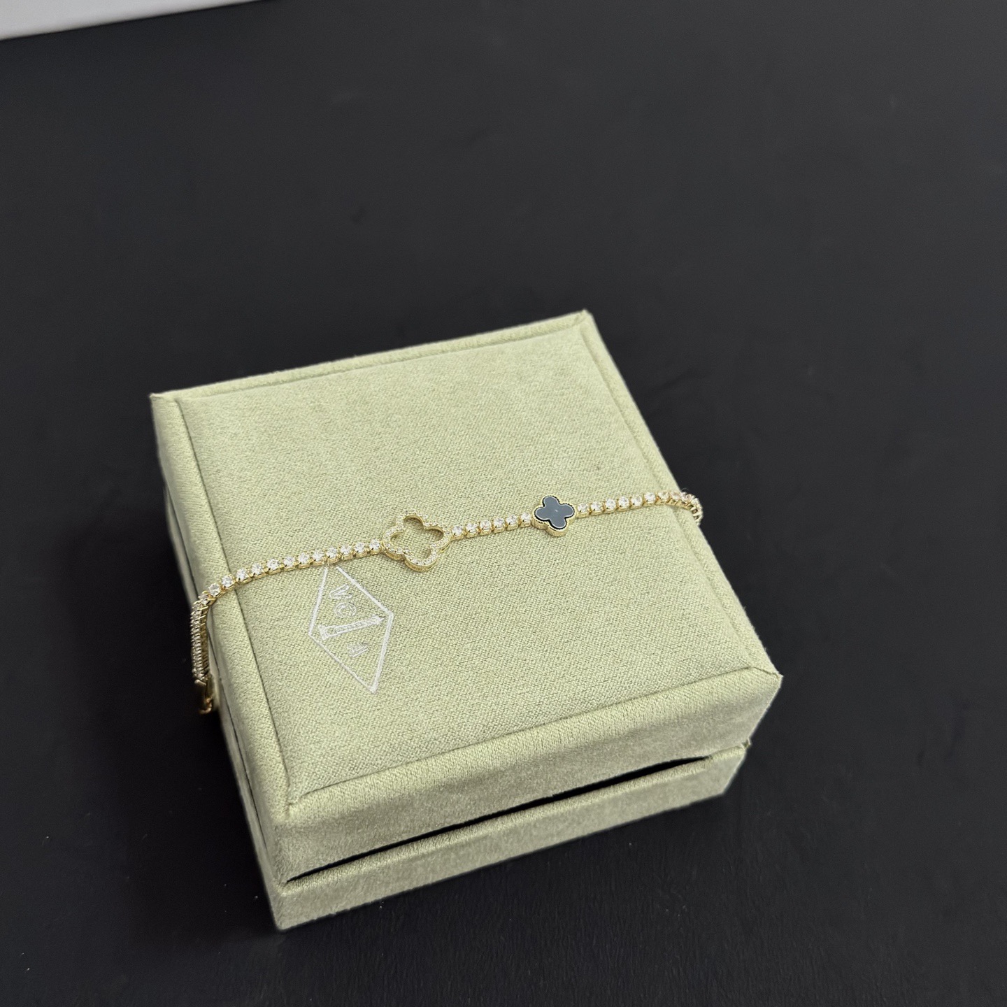 〔精工原版〕VCA四叶草🍀梵克雅宝手链 V金等级 经典之作 官网同款 时尚潮流 采用多层次金属雕刻设计 