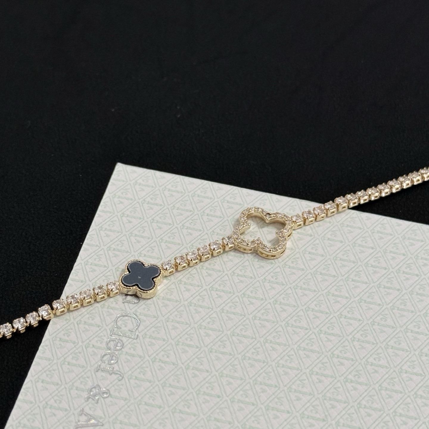 〔精工原版〕VCA四叶草🍀梵克雅宝手链 V金等级 经典之作 官网同款 时尚潮流 采用多层次金属雕刻设计 