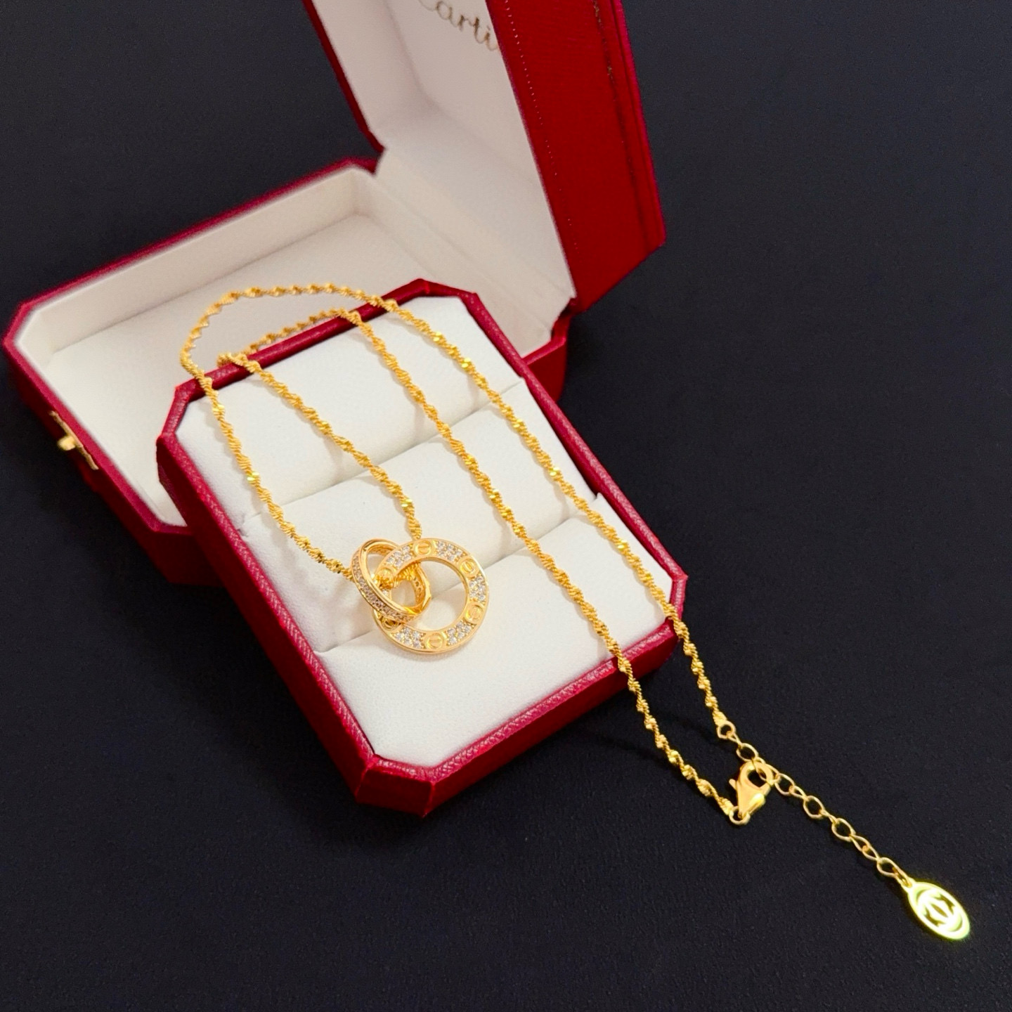 卡地亚镶钻项链 高端定制版本 镶嵌钻工艺 V金材质 经典而时尚风格 用凌厉线条重构爱情美学！打破常规，镶