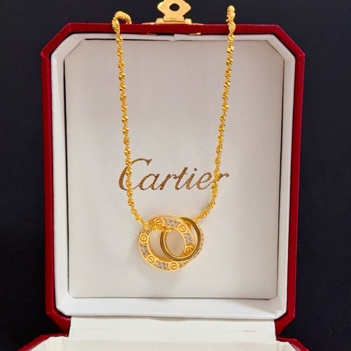 卡地亚镶钻项链 高端定制版本 镶嵌钻工艺 V金材质 经典而时尚风格 用凌厉线条重构爱情美学！打破常规，镶