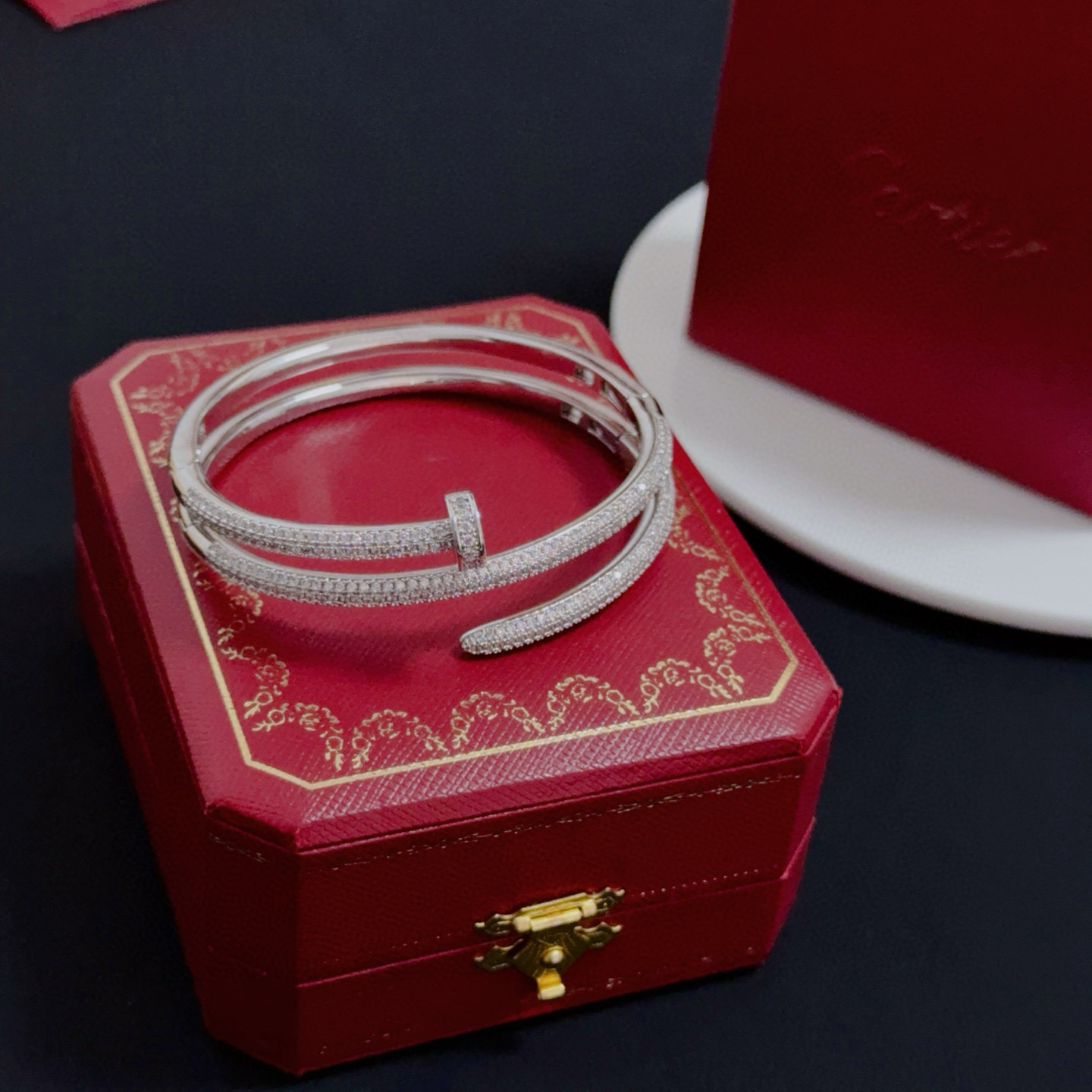 卡地亚镶钻钉子手镯 高端定制版本 镶嵌钻工艺 V金材质 经典而时尚风格 用凌厉线条重构爱情美学！打破常规